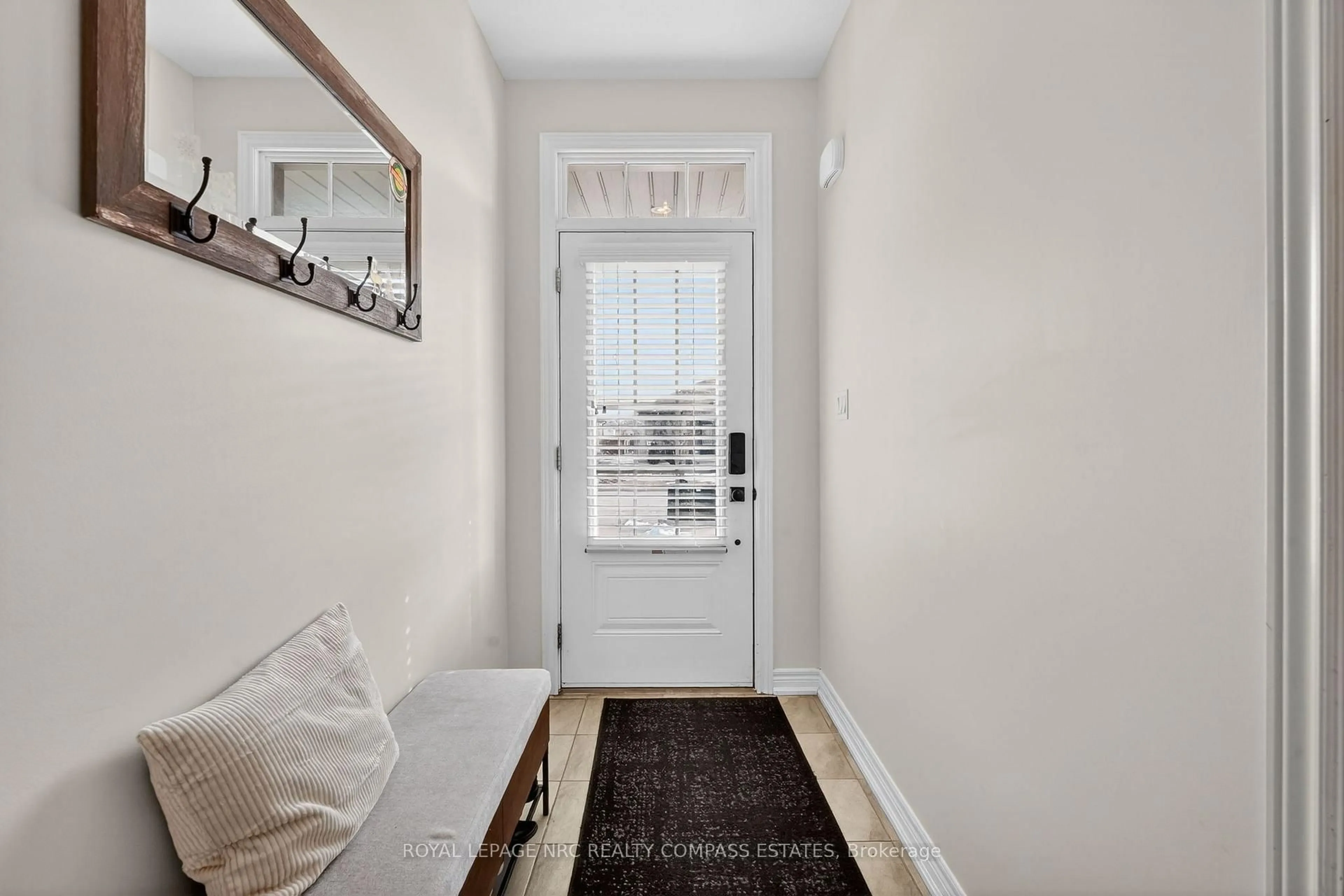 Indoor entryway for 37 Ellis Ave, St. Catharines Ontario L2P 0E6