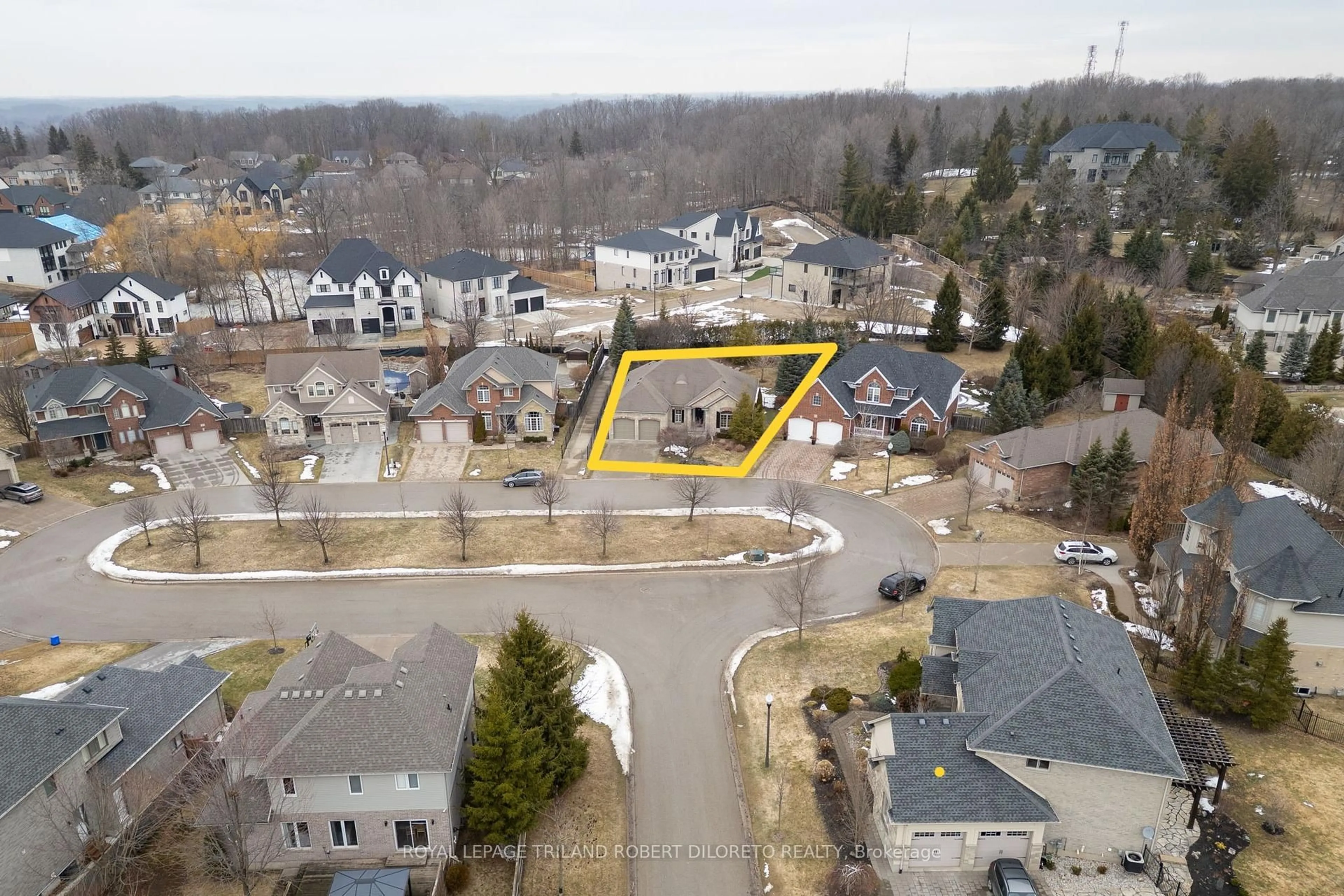 A pic from outside/outdoor area/front of a property/back of a property/a pic from drone, street for 979 Apricot Pl, London South Ontario N6K 5A5