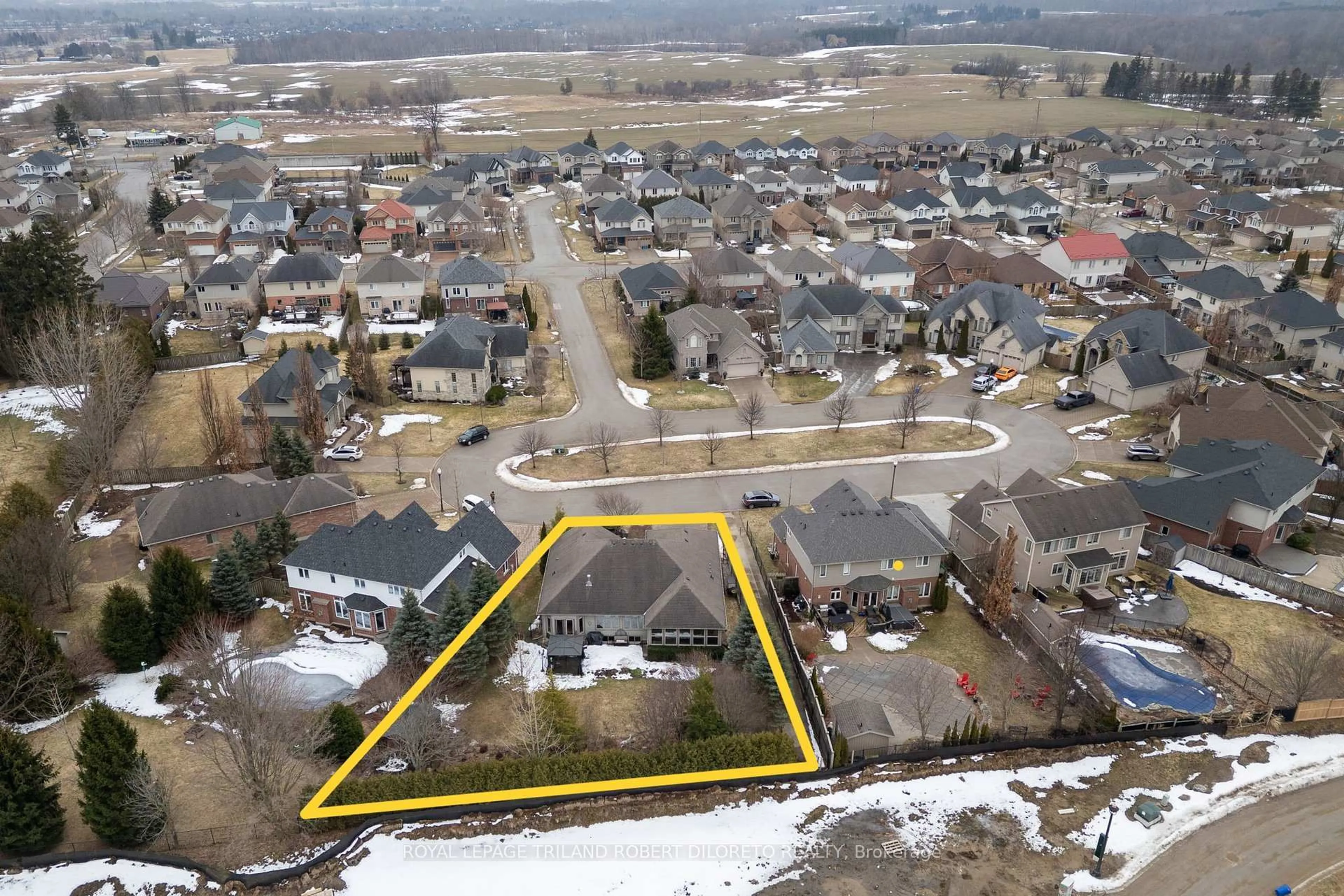 A pic from outside/outdoor area/front of a property/back of a property/a pic from drone, street for 979 Apricot Pl, London South Ontario N6K 5A5