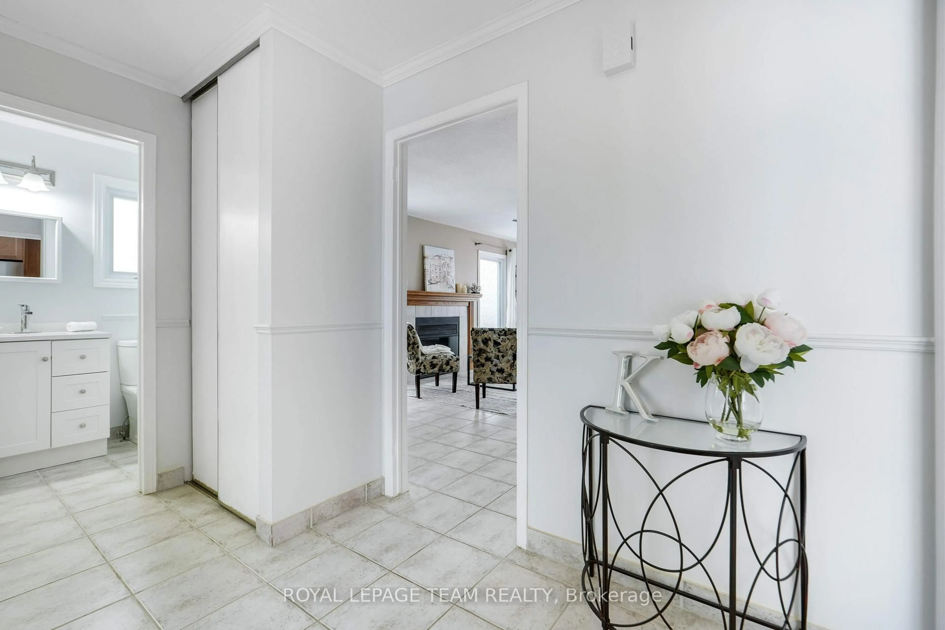 Indoor foyer for 49 Vesta St, Ottawa Ontario K2J 3Z1