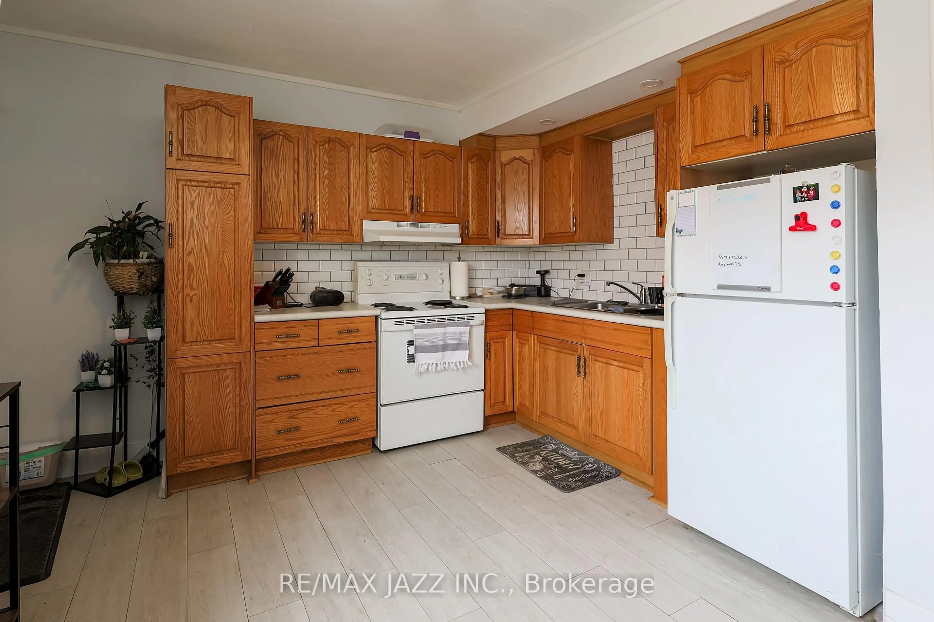 Standard kitchen, unknown for 515 Park St, Peterborough Ontario K9H 4R5