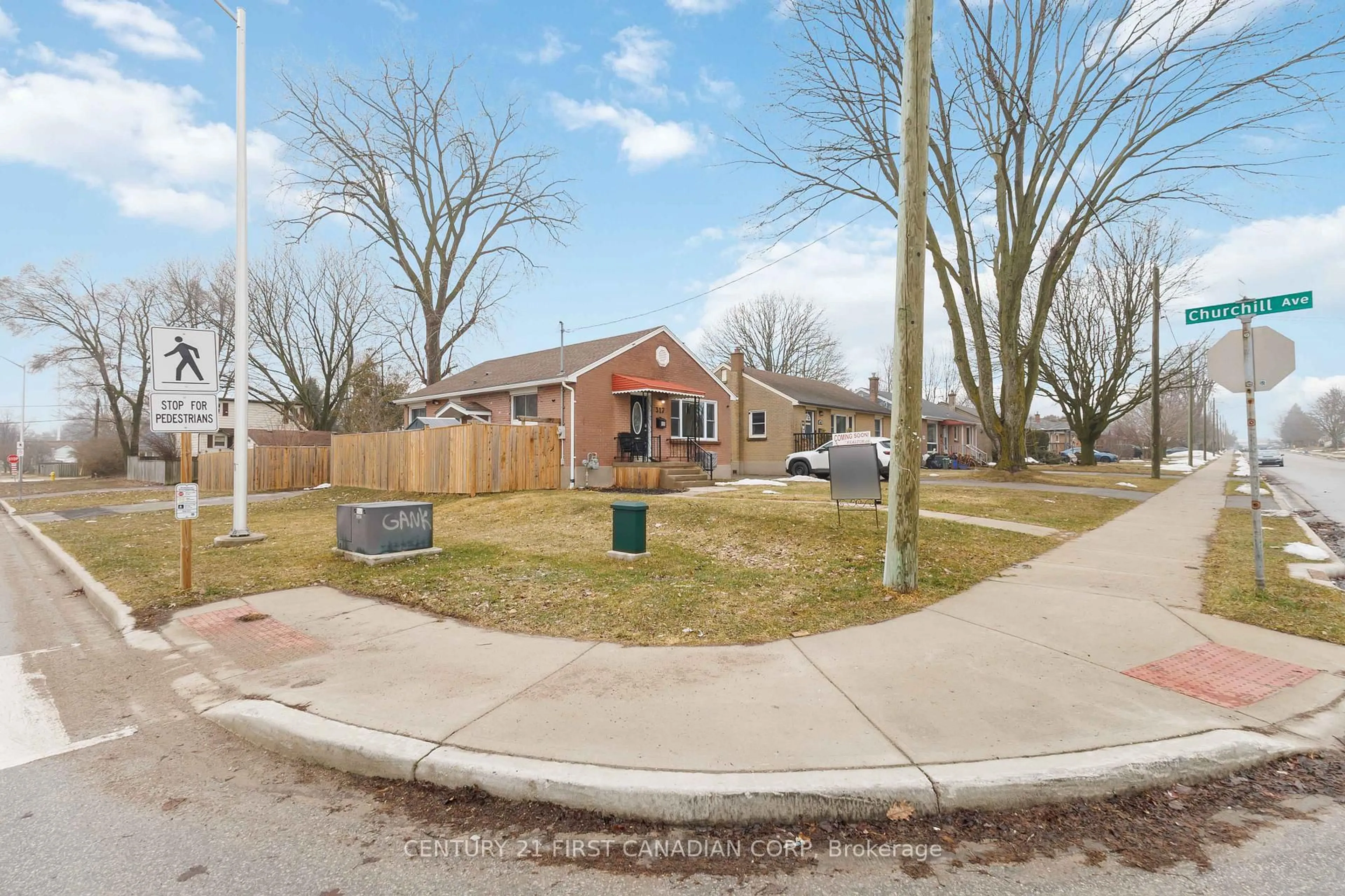 A pic from outside/outdoor area/front of a property/back of a property/a pic from drone, street for 317 Manitoba St, London East Ontario N5W 4W2