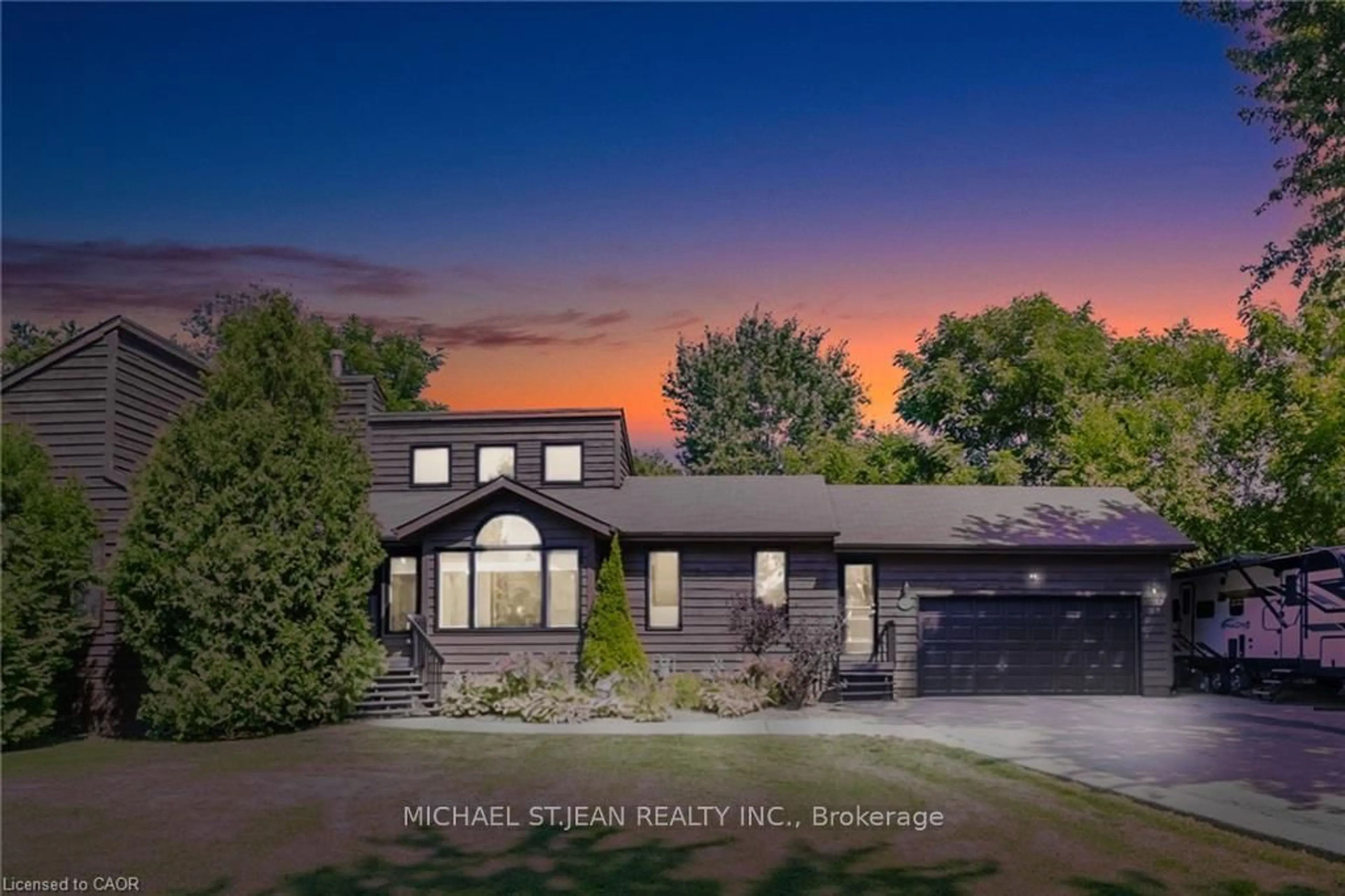 A pic from outside/outdoor area/front of a property/back of a property/a pic from drone, street for 11 Weneil Dr, Hamilton Ontario L8B 0Z6