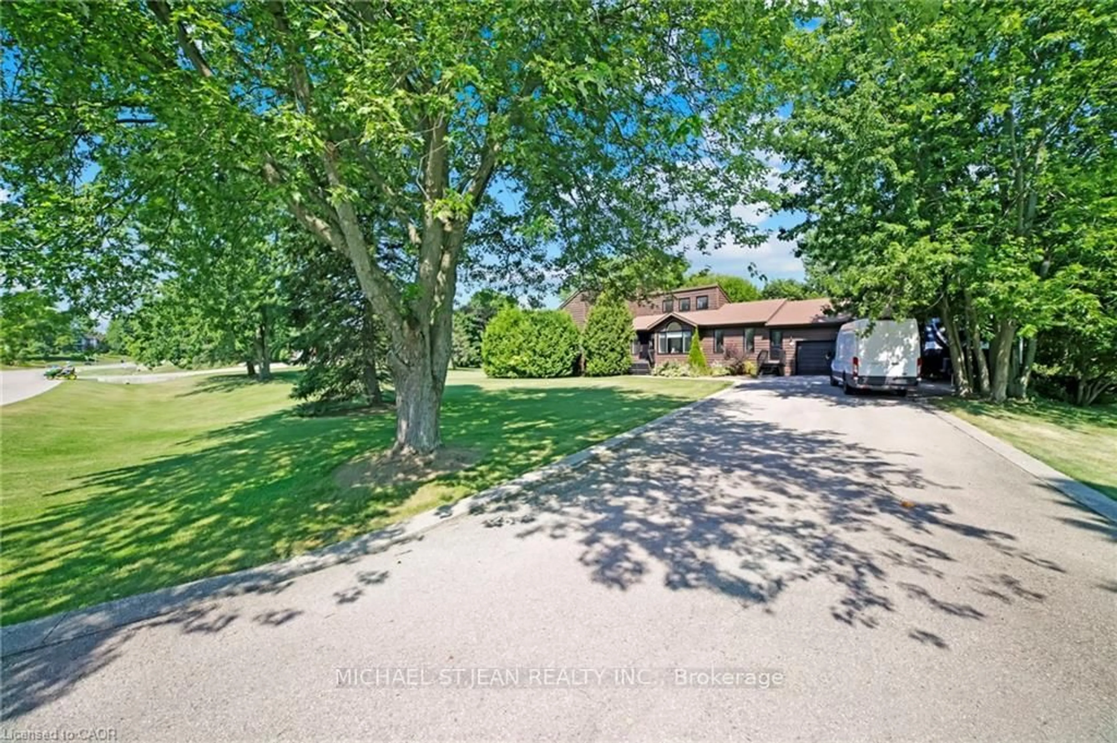 A pic from outside/outdoor area/front of a property/back of a property/a pic from drone, unknown for 11 Weneil Dr, Hamilton Ontario L8B 0Z6