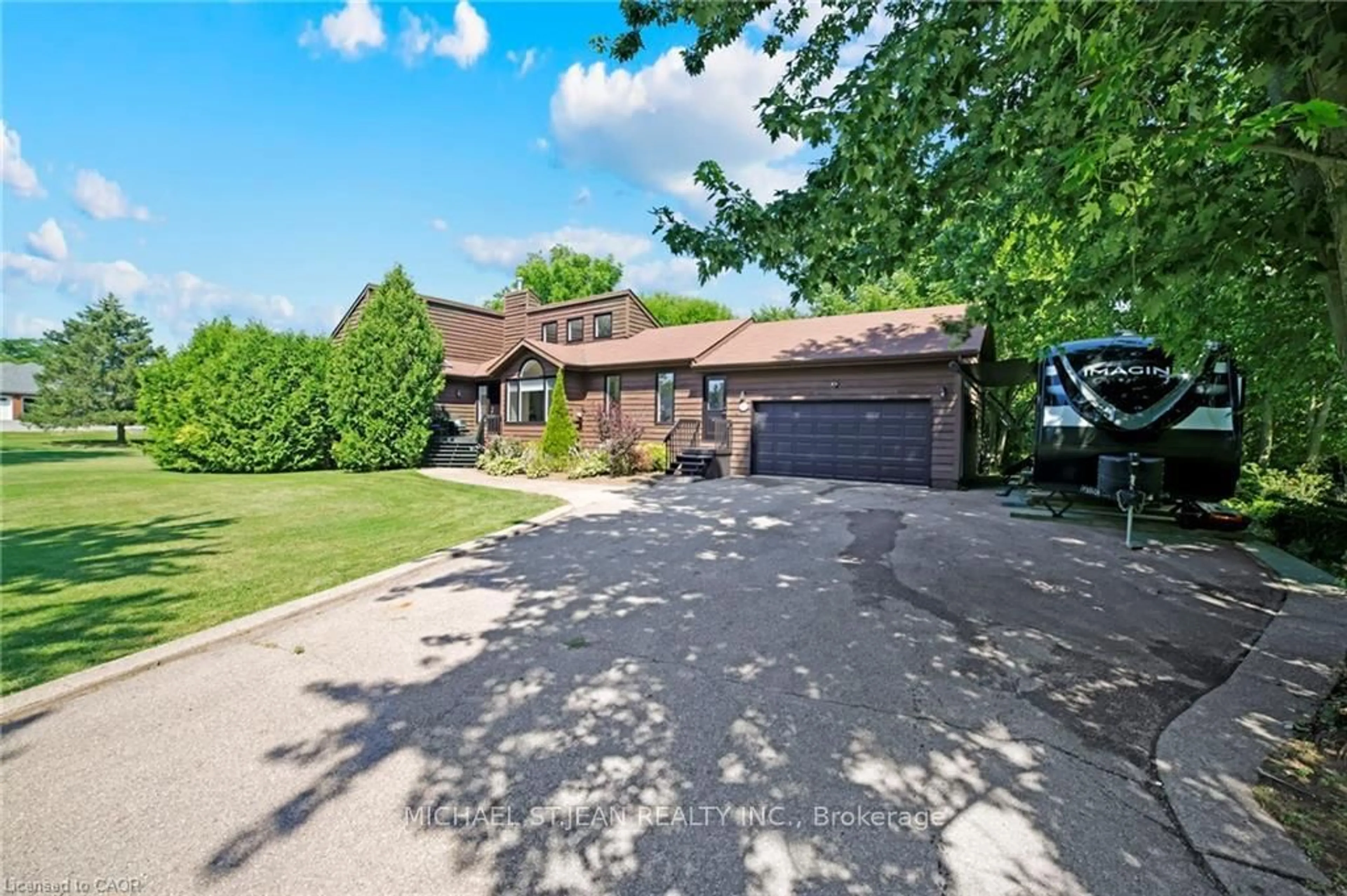 A pic from outside/outdoor area/front of a property/back of a property/a pic from drone, street for 11 Weneil Dr, Hamilton Ontario L8B 0Z6