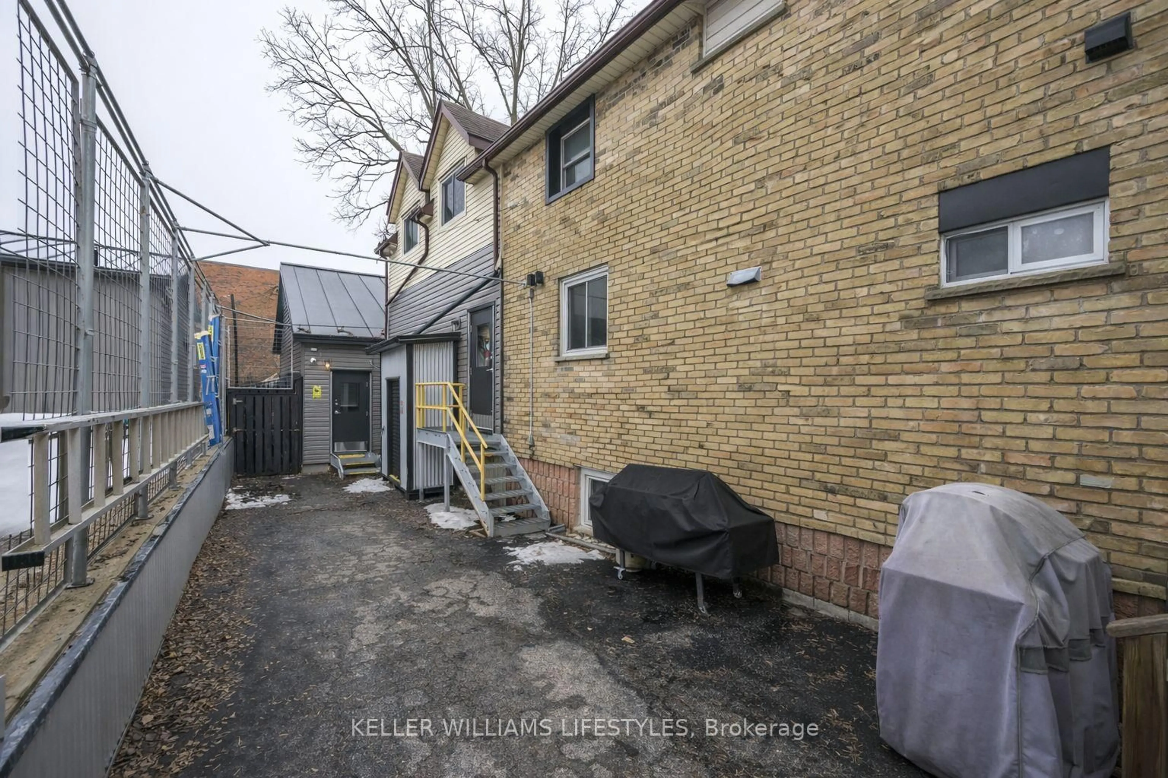Unknown for 1233 Dundas St, London East Ontario N5W 3B1