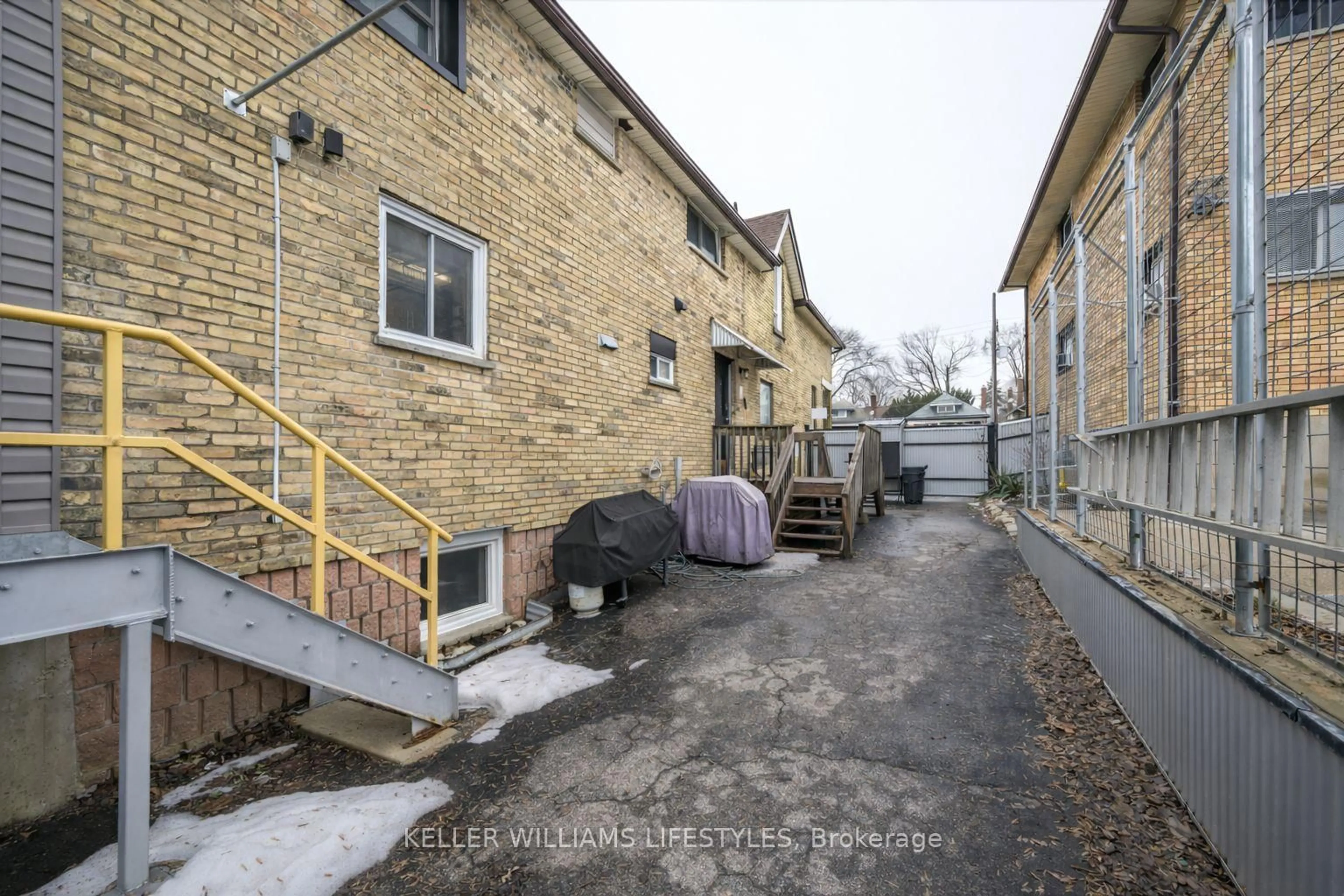 A pic from outside/outdoor area/front of a property/back of a property/a pic from drone, street for 1233 Dundas St, London East Ontario N5W 3B1