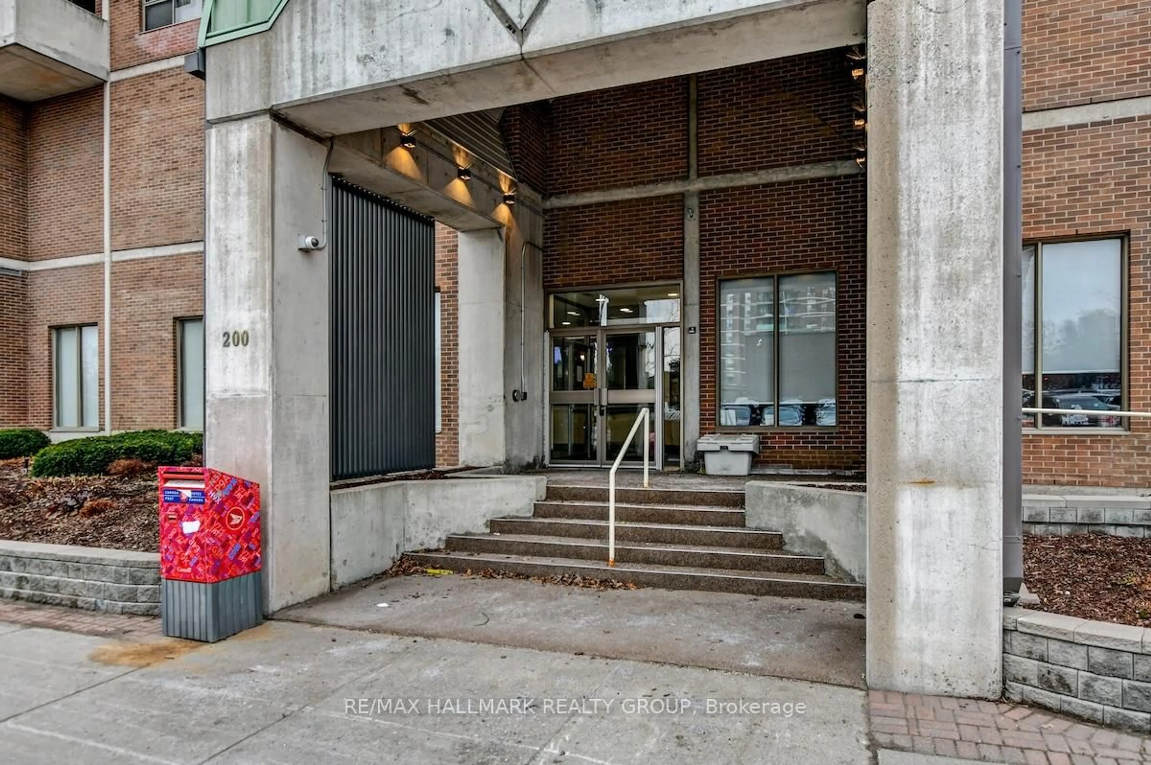 Indoor foyer for 200 Lafontaine Ave #506, Ottawa Ontario K1L 8K8