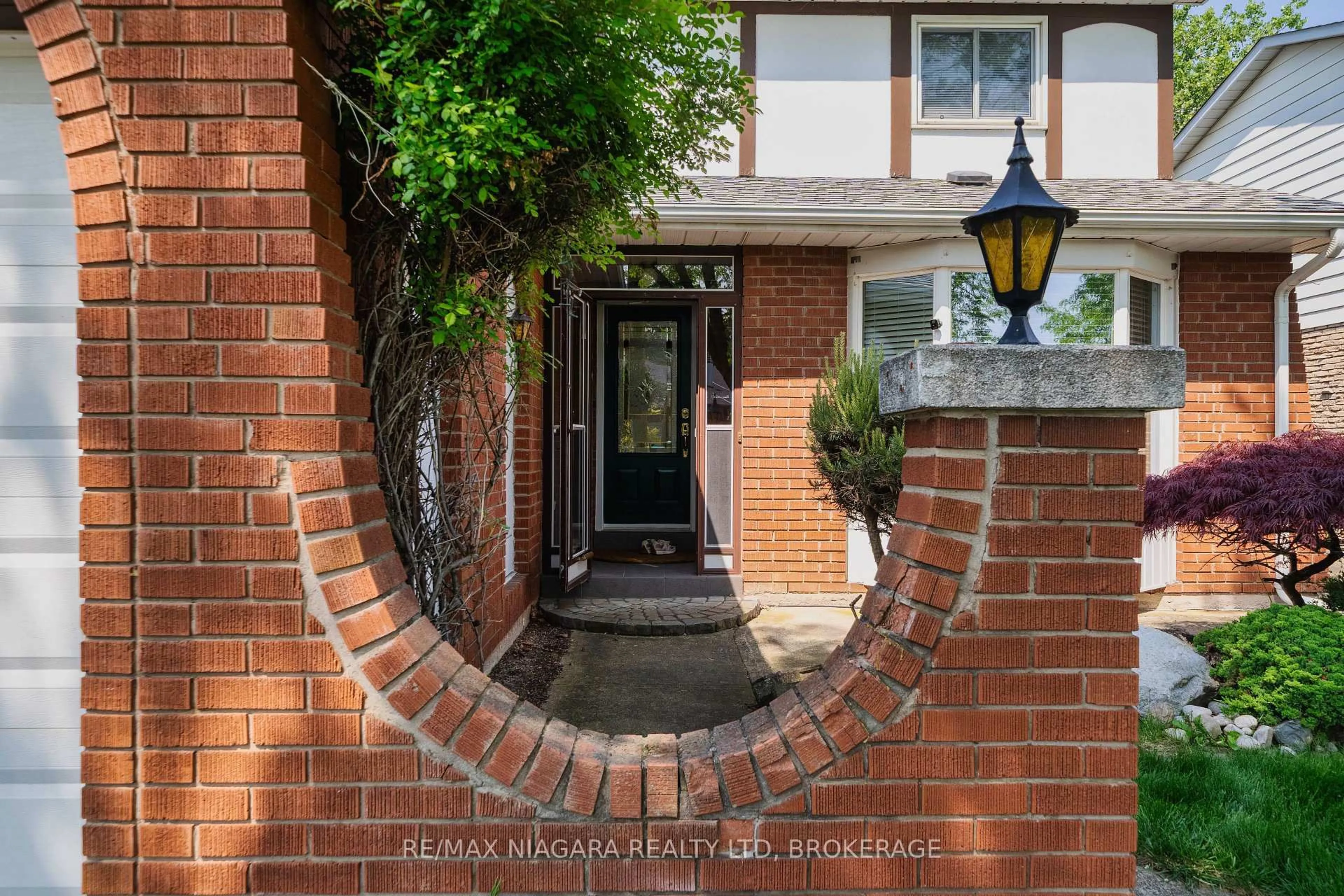 Unknown for 621 Lake St, St. Catharines Ontario L2N 6H4