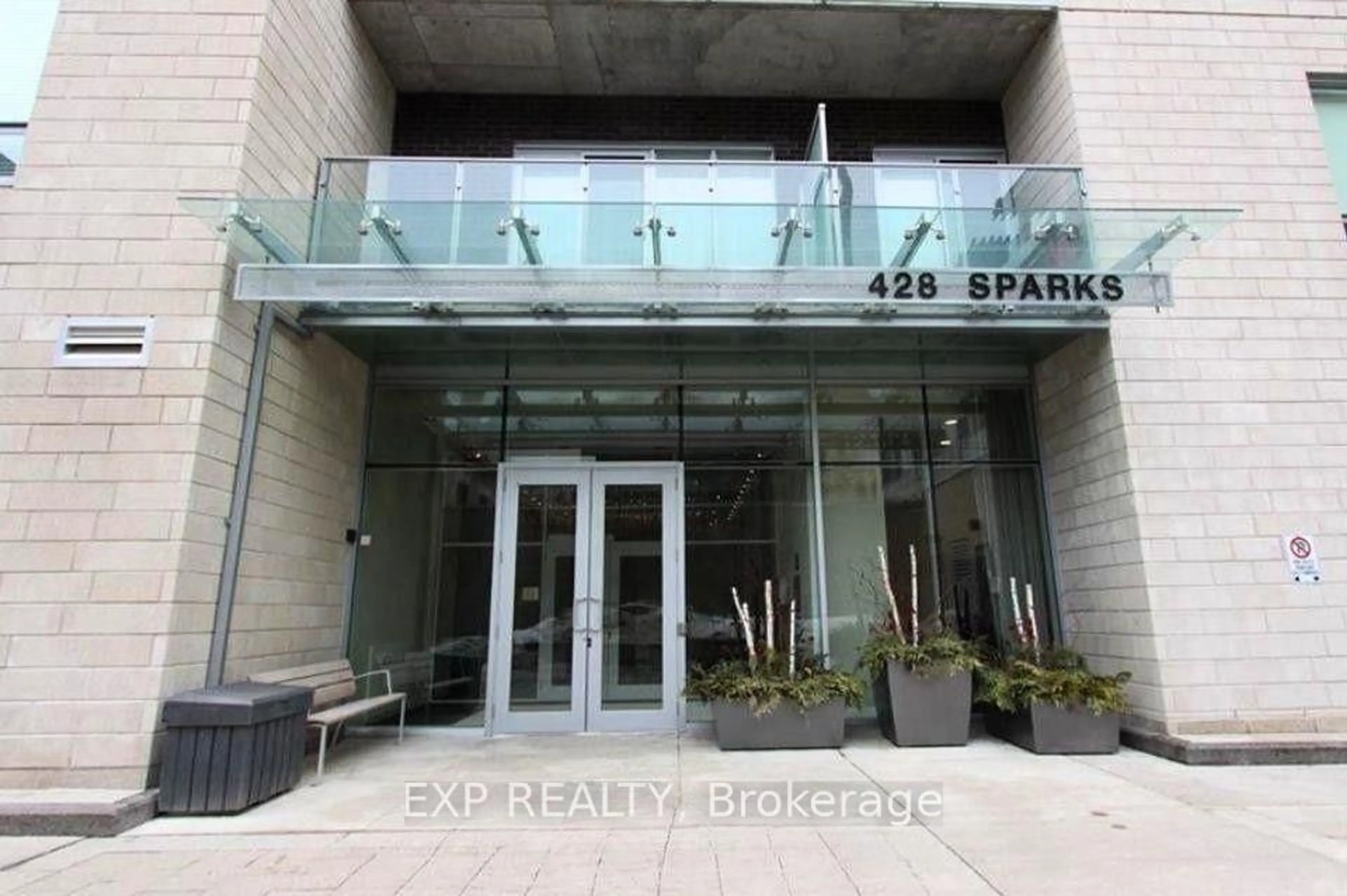 Indoor foyer for 428 Sparks St #501, Ottawa Ontario K1R 0B3