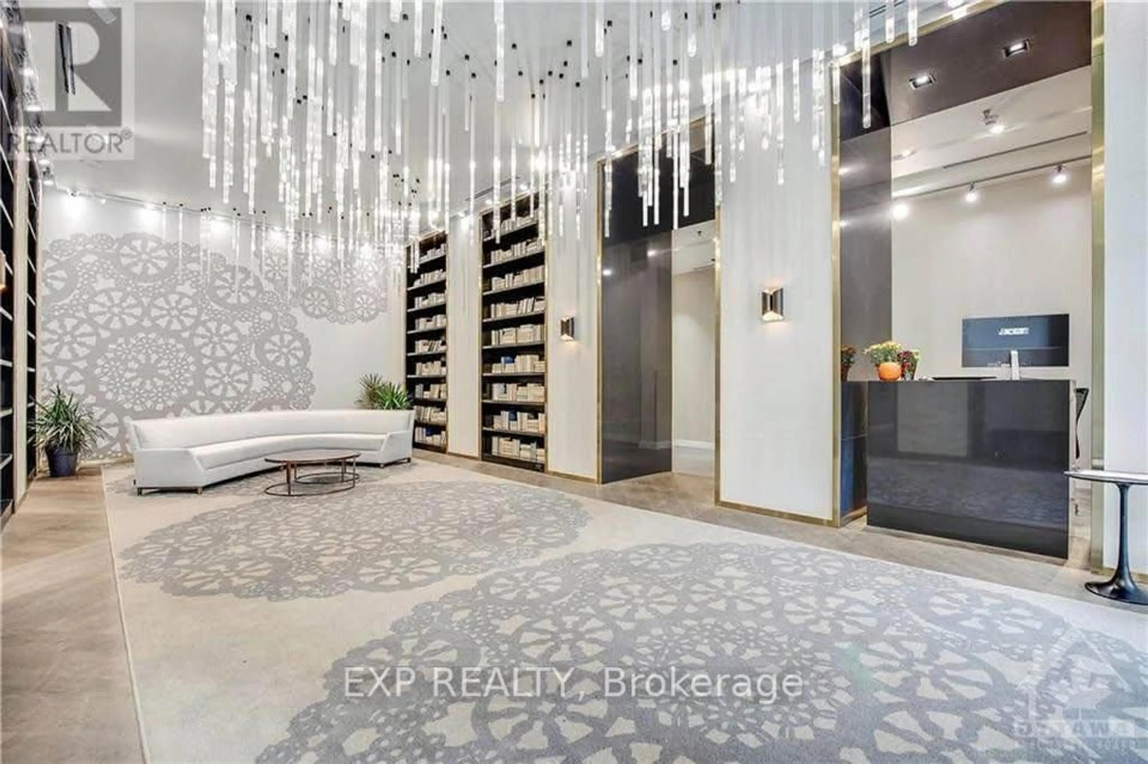 Indoor entryway for 428 Sparks St #501, Ottawa Ontario K1R 0B3