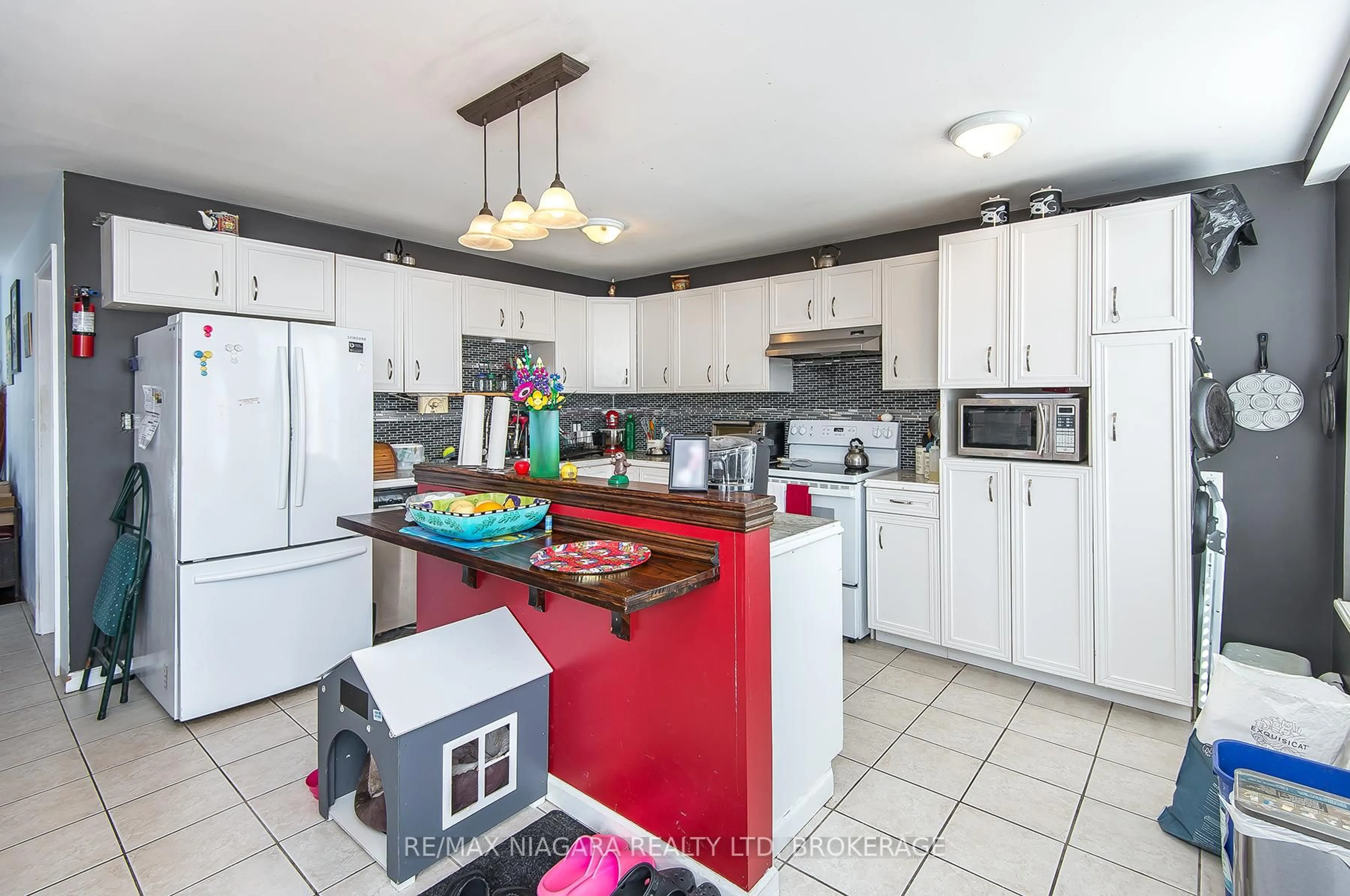 Open concept kitchen, unknown for 98 Chippawa Rd, Port Colborne Ontario L3K 1T5