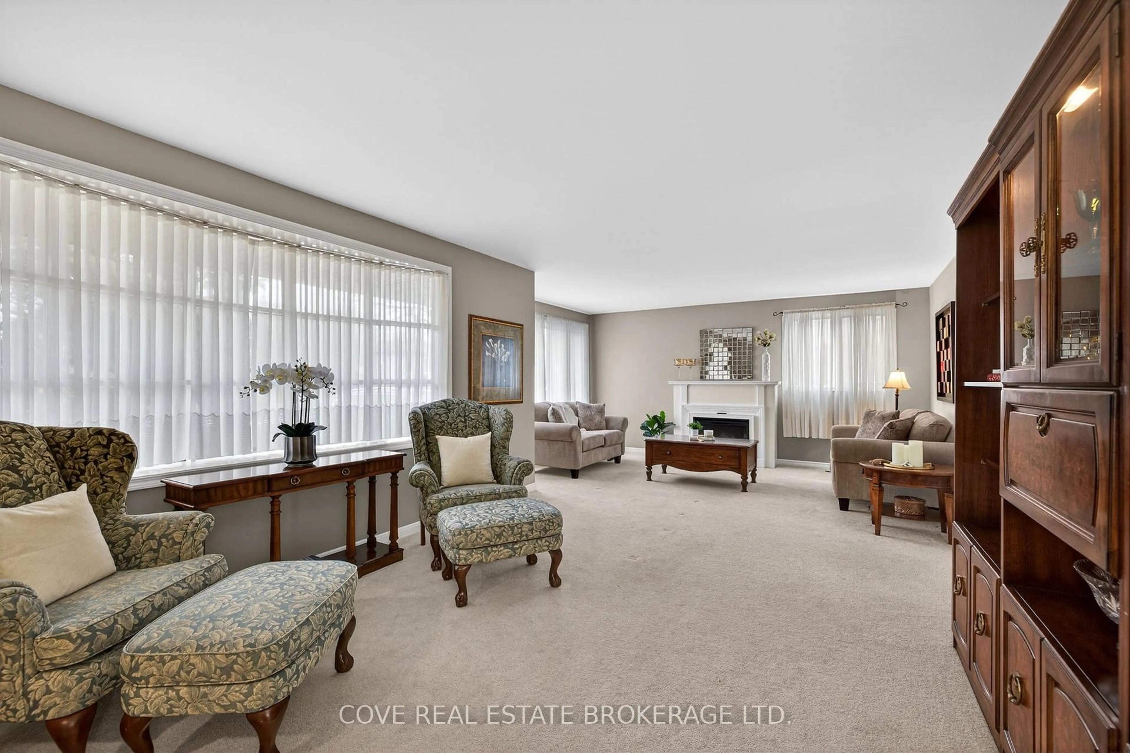 Living room with furniture, carpet floor for 70 Elmgrove Cres, London South Ontario N6J 4H1