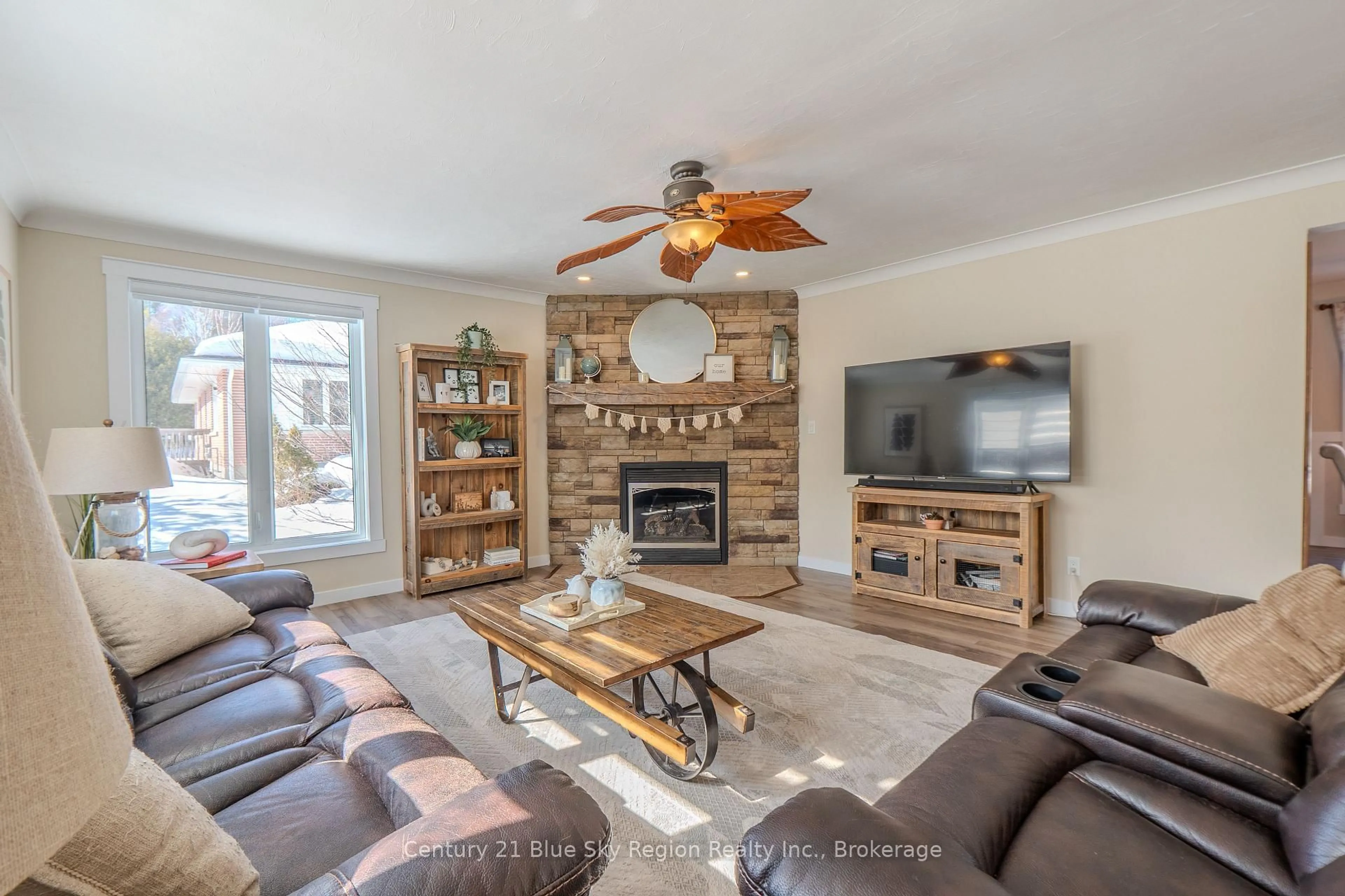 Living room with furniture, unknown for 278 Tower Dr, North Bay Ontario P1B 8G2