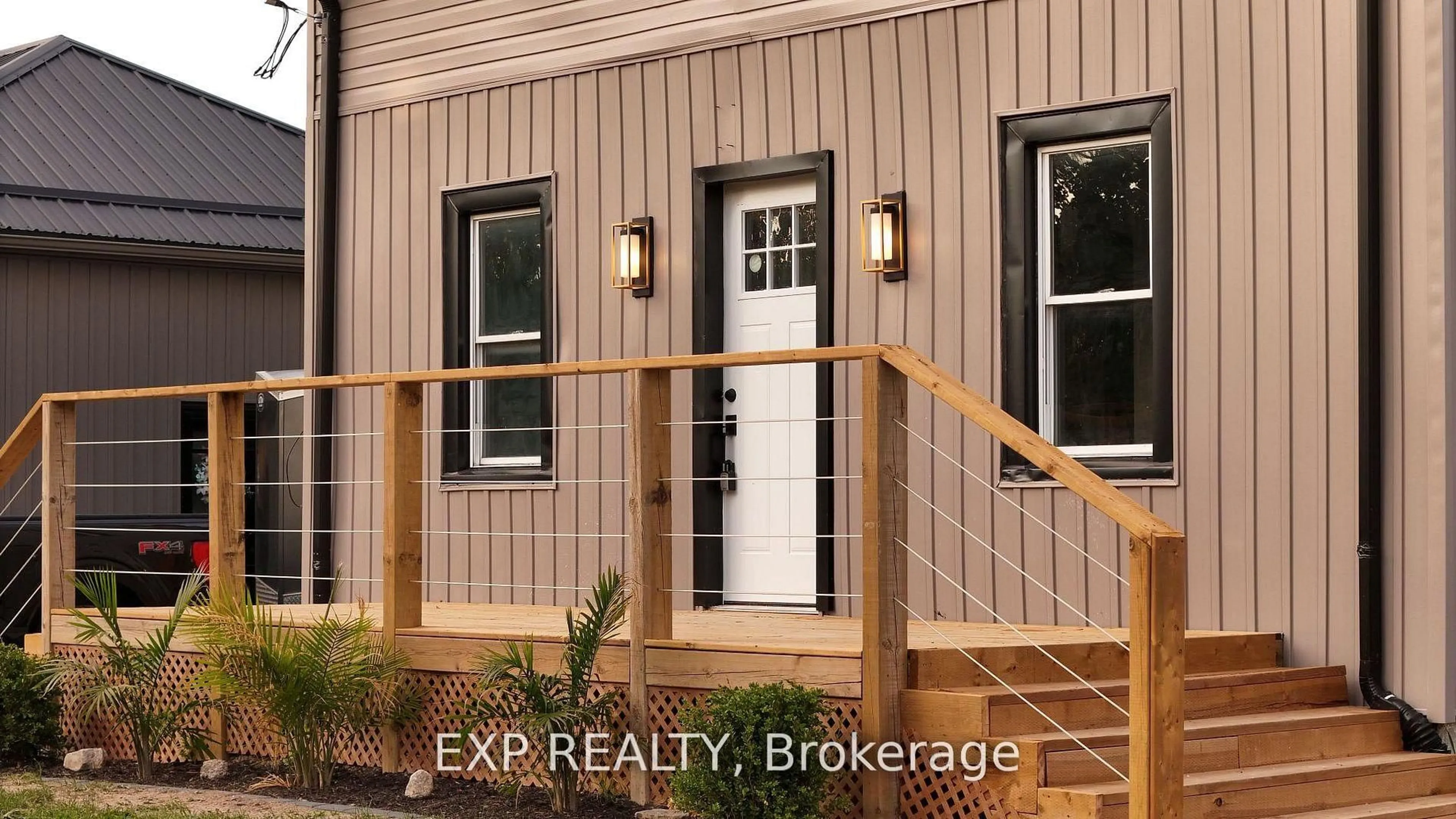 Indoor entryway for 260 Wallace Ave, Welland Ontario L3B 1R6