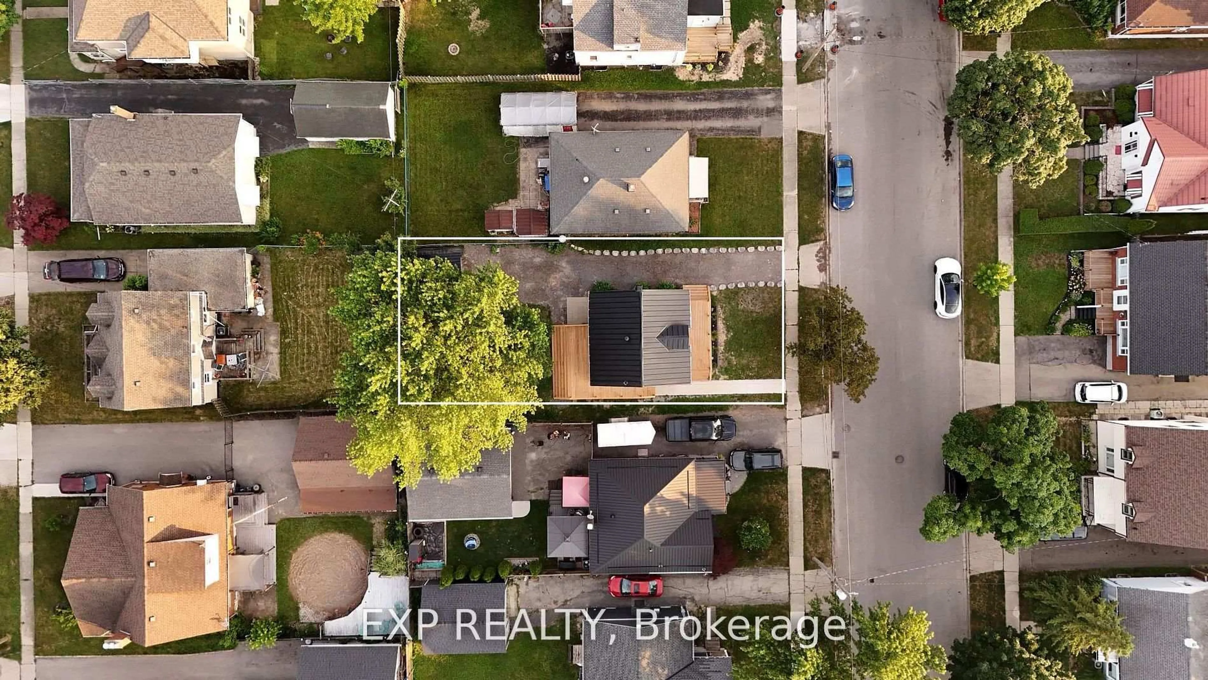 A pic from outside/outdoor area/front of a property/back of a property/a pic from drone, street for 260 Wallace Ave, Welland Ontario L3B 1R6