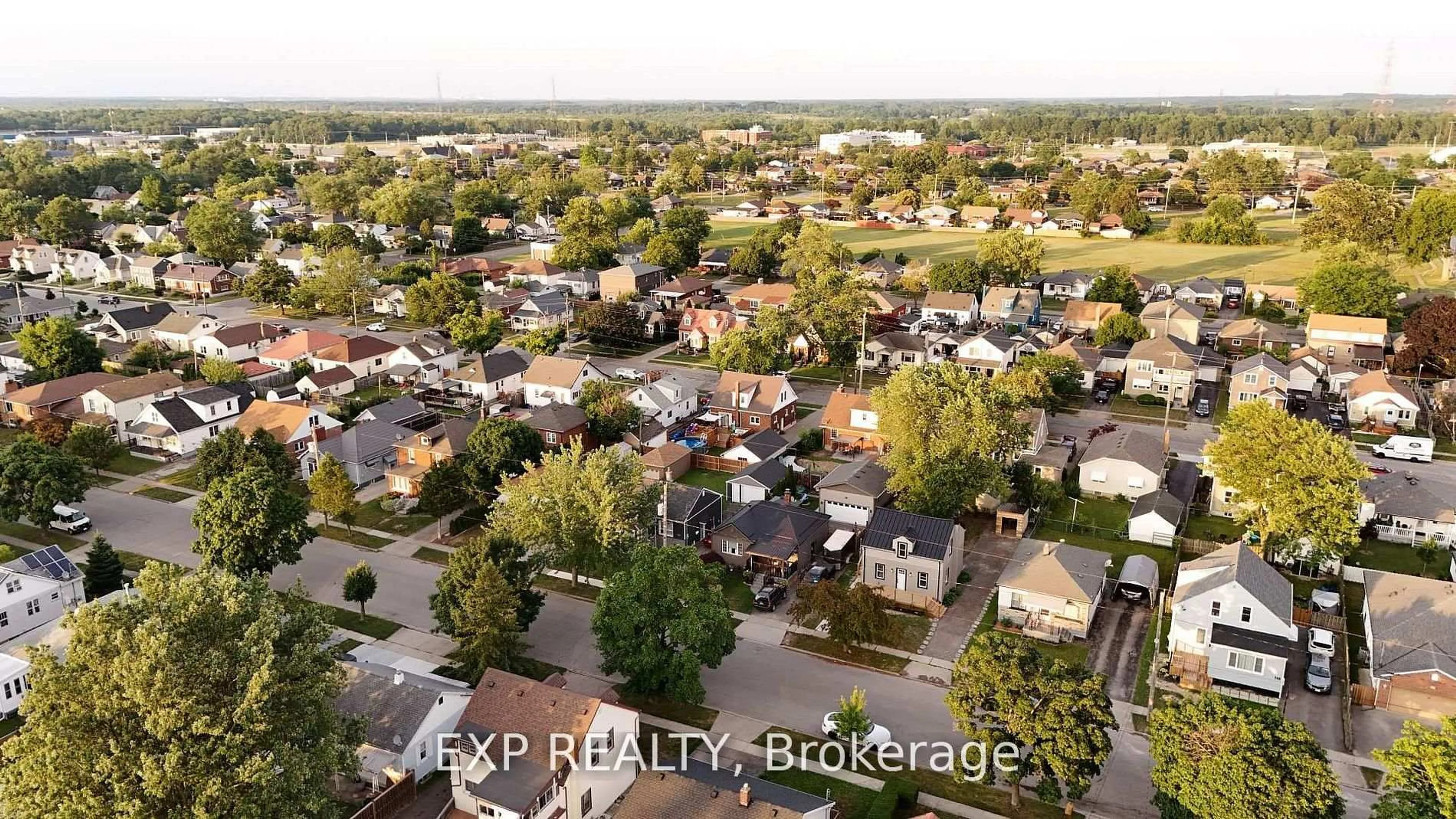 A pic from outside/outdoor area/front of a property/back of a property/a pic from drone, city buildings view from balcony for 260 Wallace Ave, Welland Ontario L3B 1R6