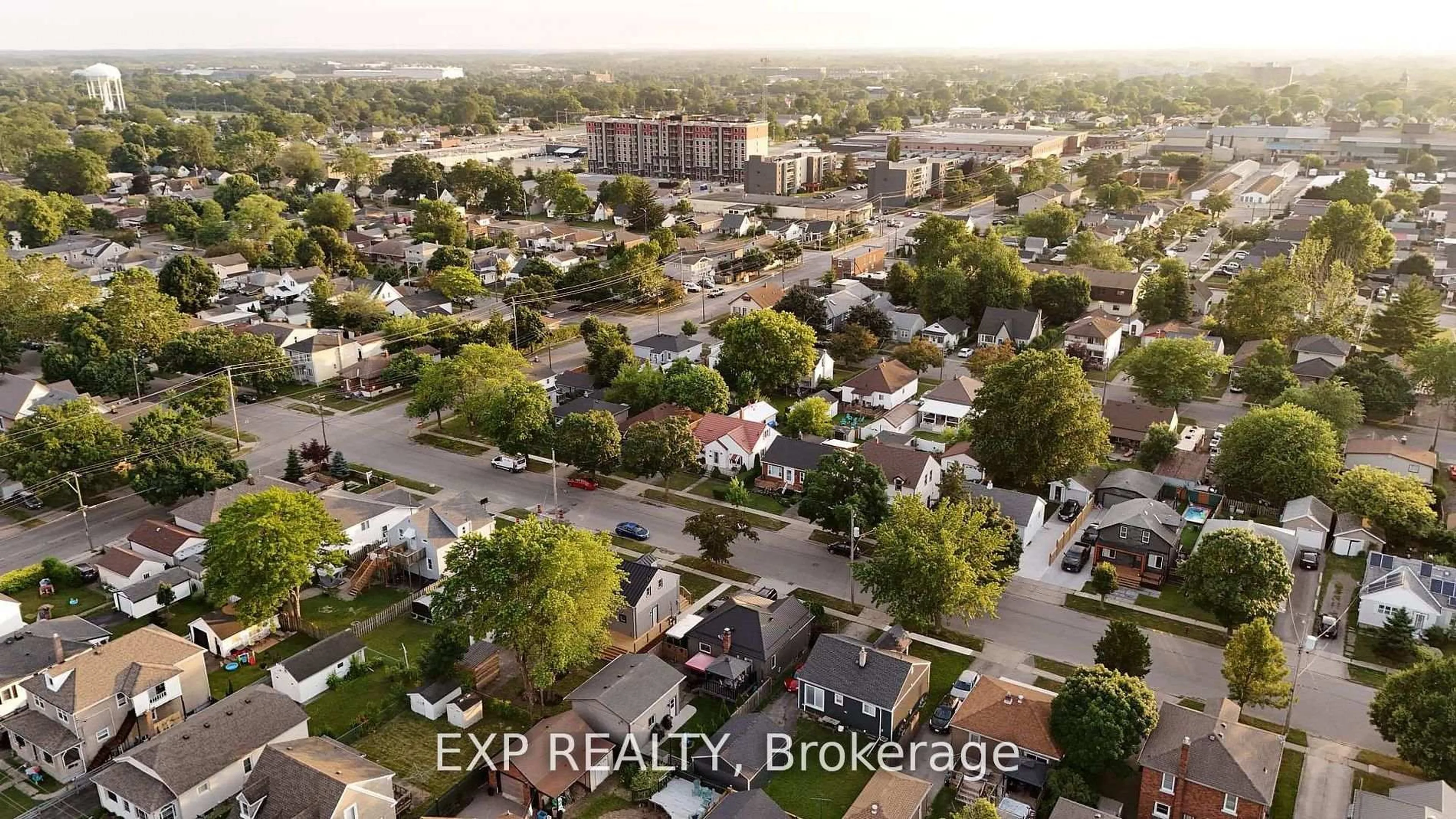 A pic from outside/outdoor area/front of a property/back of a property/a pic from drone, street for 260 Wallace Ave, Welland Ontario L3B 1R6