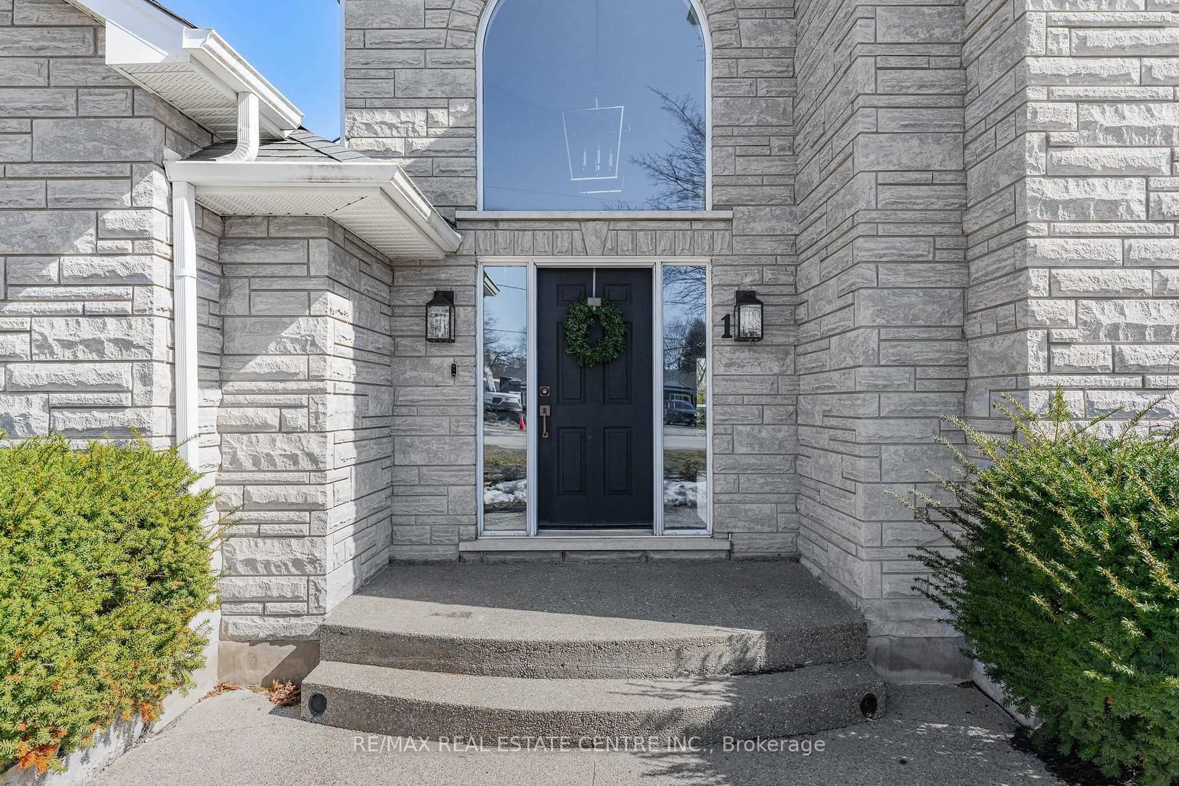 Indoor entryway for 1 Brown Ave, Cambridge Ontario N1R 5S3