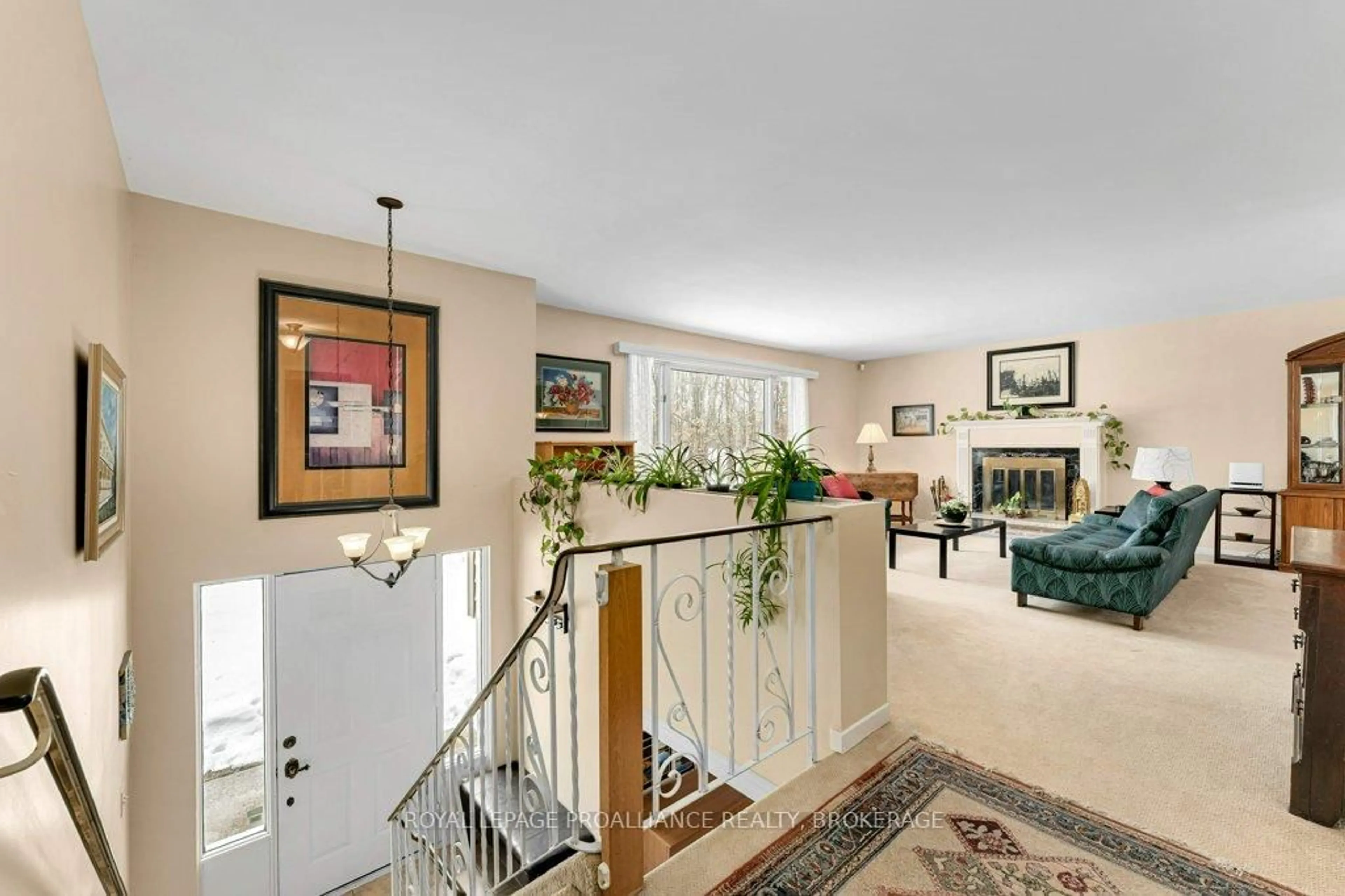 Indoor foyer for 1780 Middle Rd, Kingston Ontario K7L 4V3