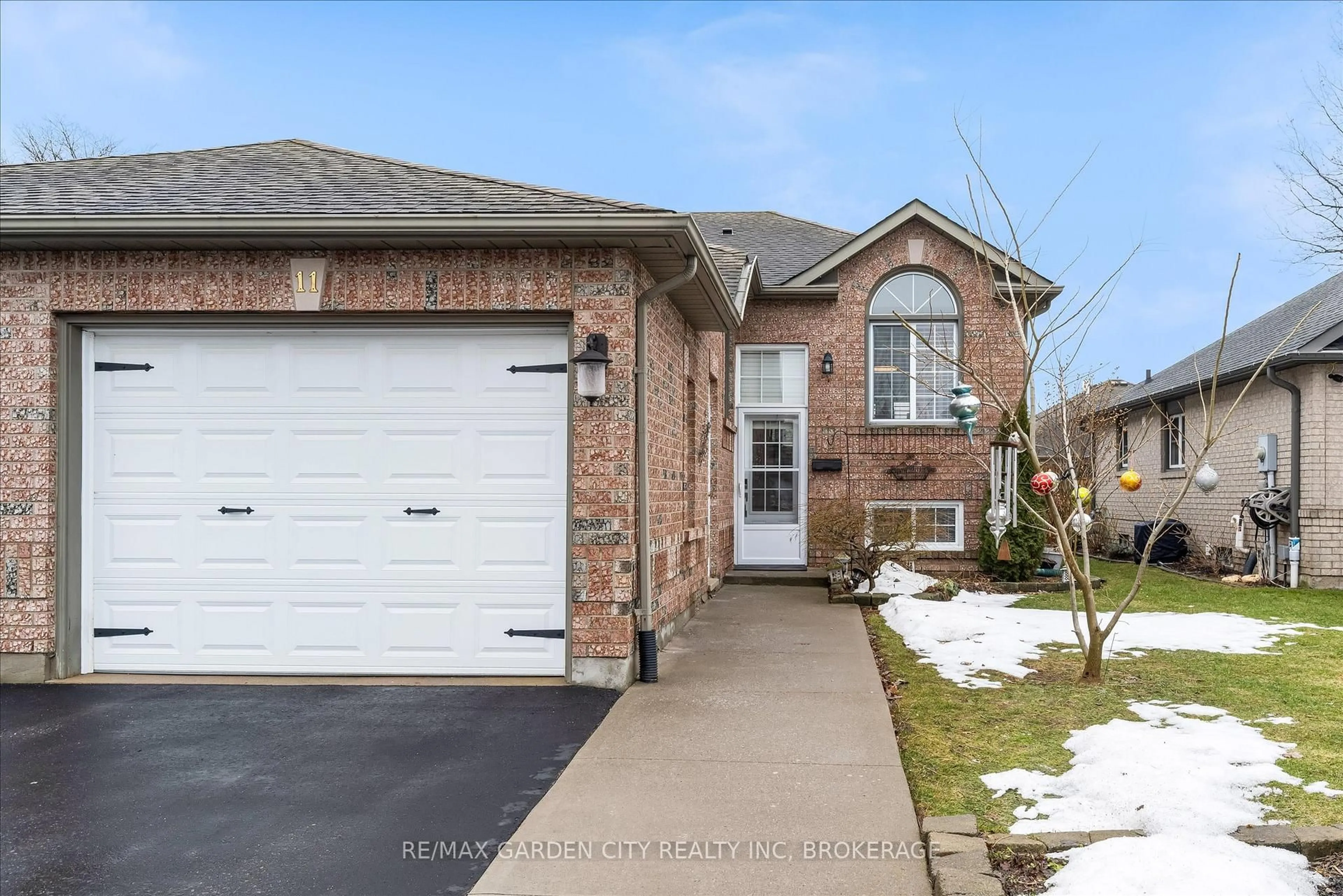 Home with brick exterior material, street for 11 Jefferson Crt, Welland Ontario L3C 7G5