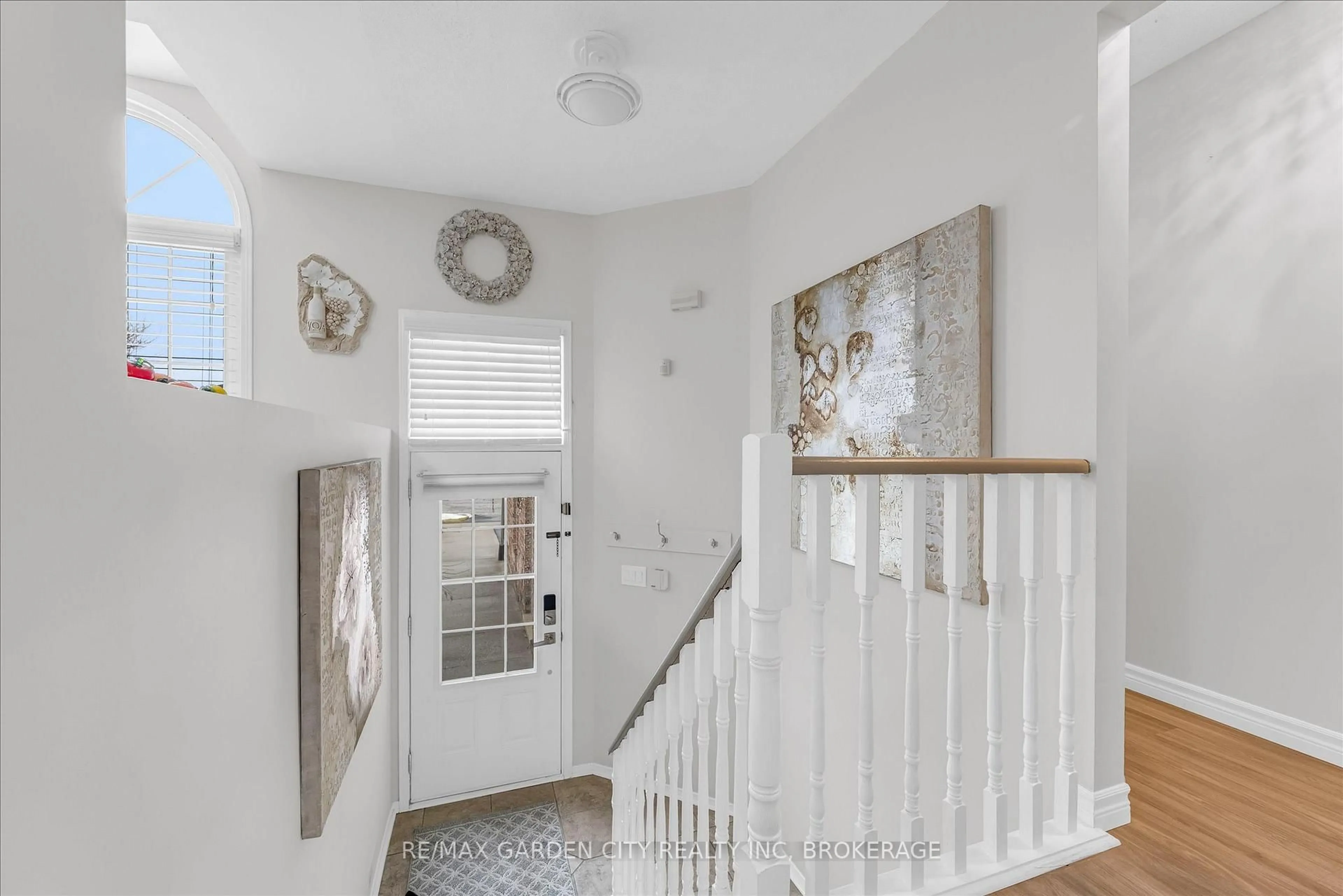 Indoor entryway for 11 Jefferson Crt, Welland Ontario L3C 7G5