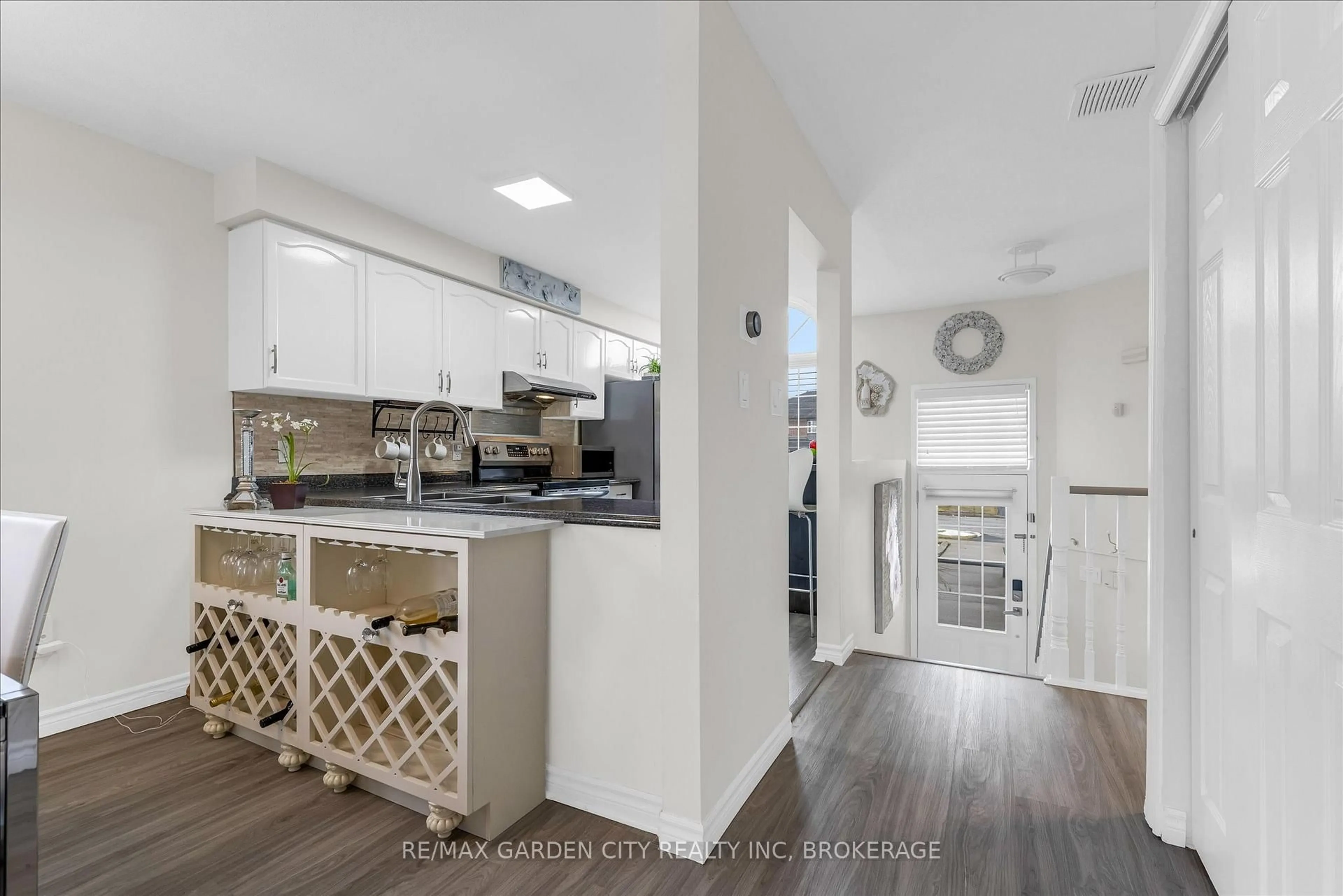 Open concept kitchen, unknown for 11 Jefferson Crt, Welland Ontario L3C 7G5