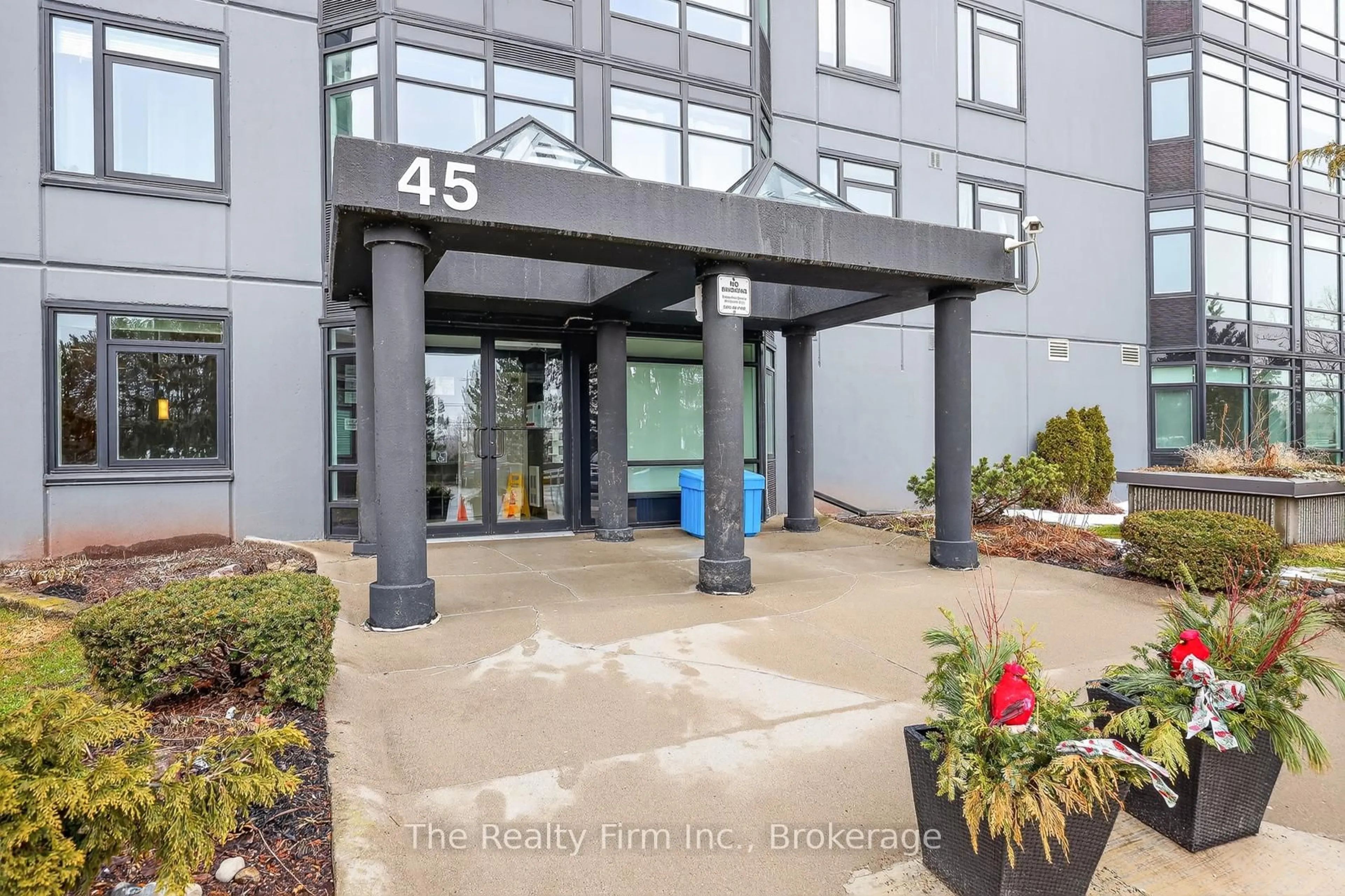 Indoor foyer for 45 Pond Mills Rd #1515, London South Ontario N5Z 4W5