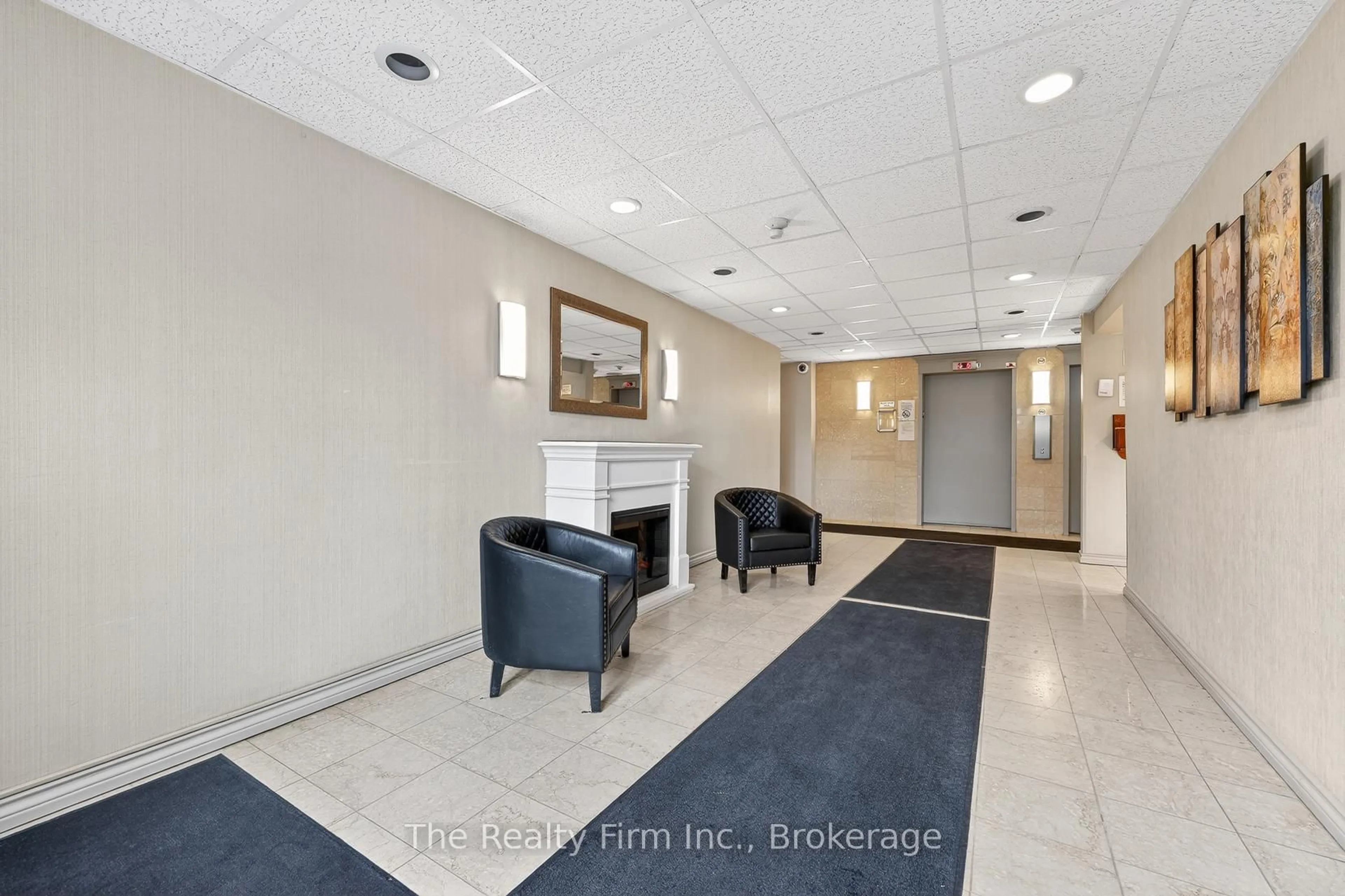 Indoor foyer for 45 Pond Mills Rd #1515, London South Ontario N5Z 4W5