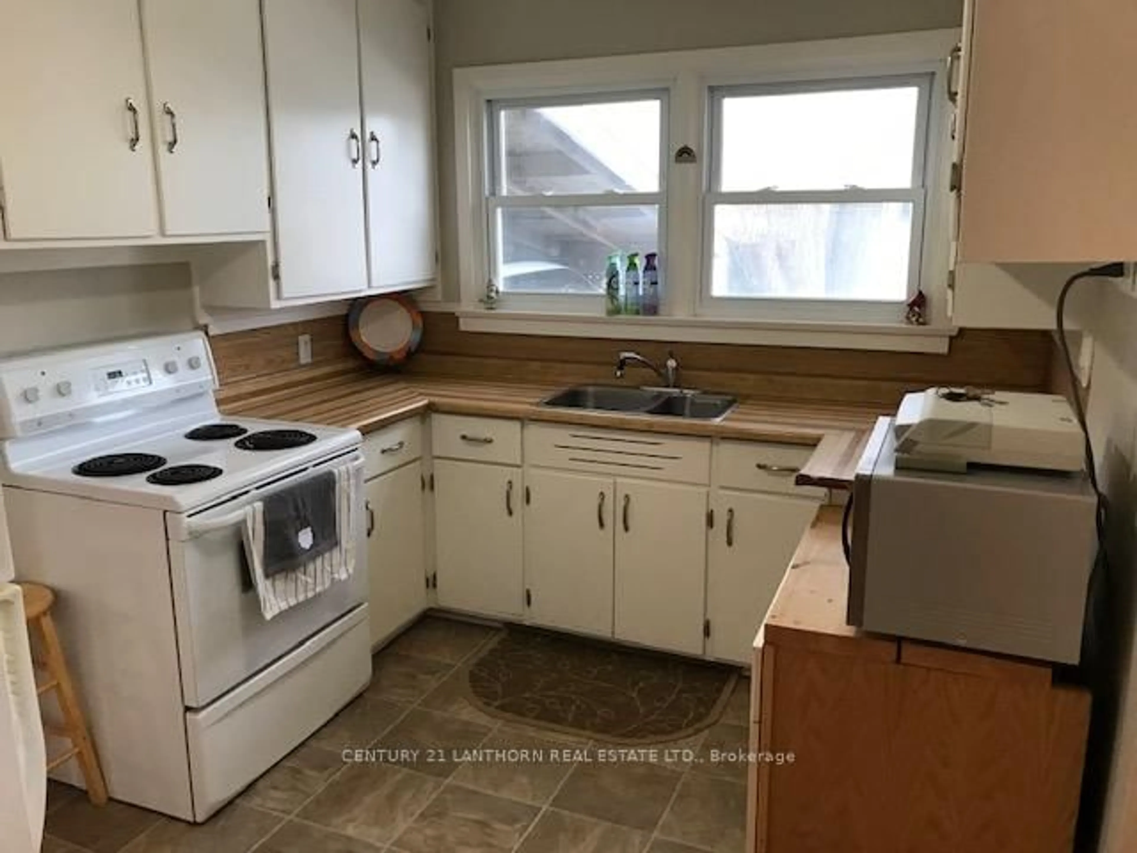 Standard kitchen, unknown for 32 Ortona Circ, Prince Edward County Ontario K0K 2T0