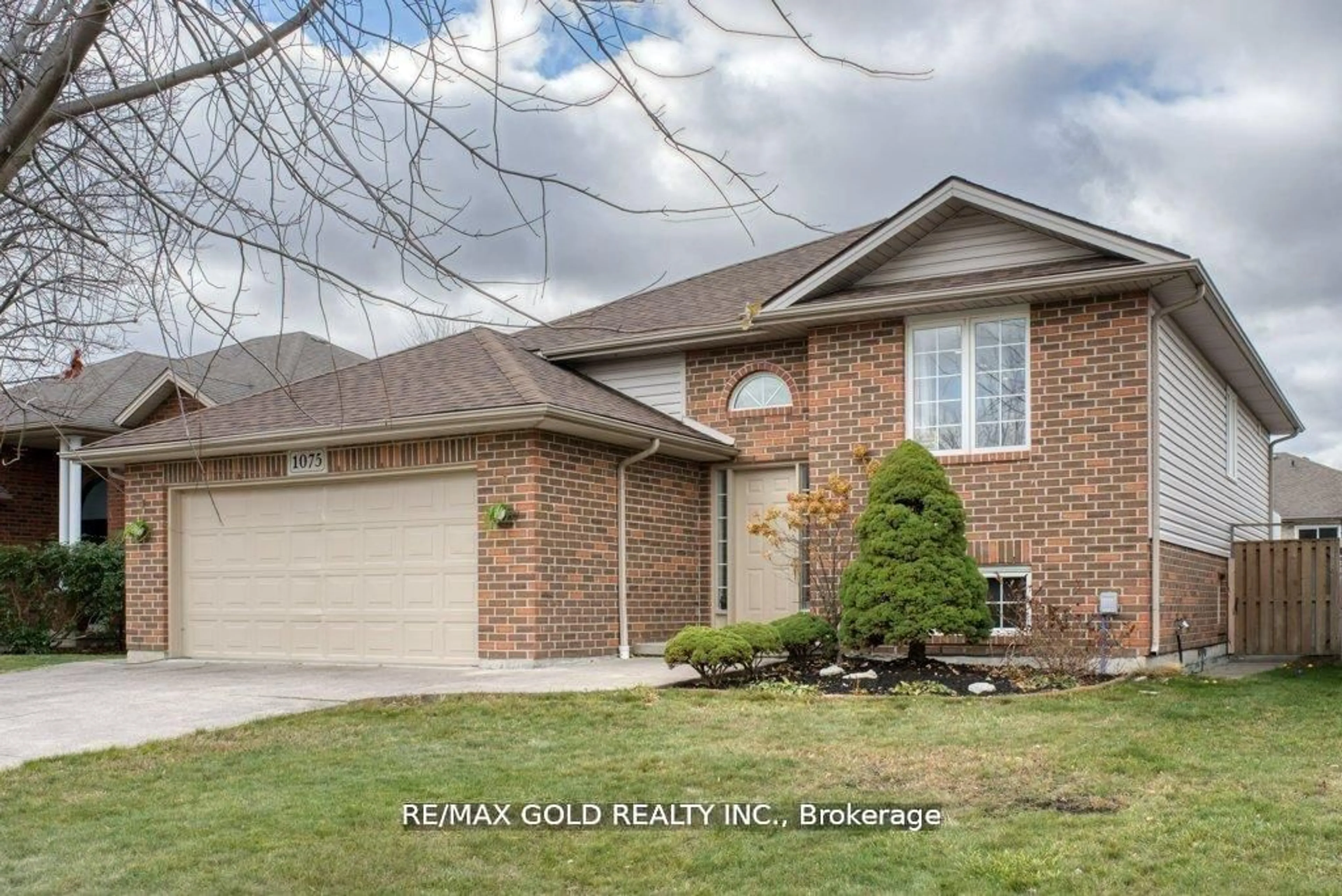 Home with brick exterior material, street for 1075 BANWELL Rd, Windsor Ontario N8P 1J3