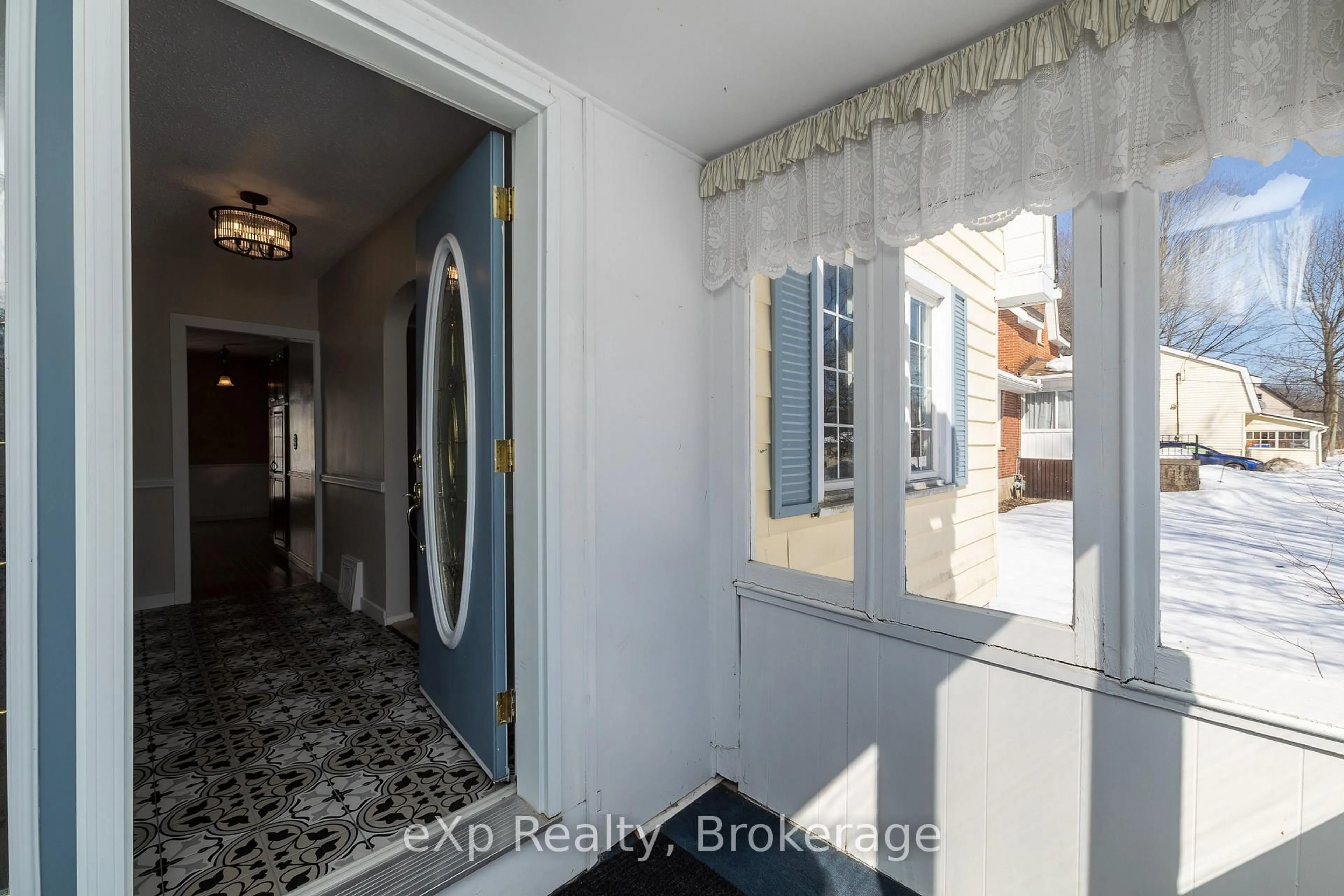 Indoor entryway for 1760 5th Ave, Owen Sound Ontario N4K 5B8