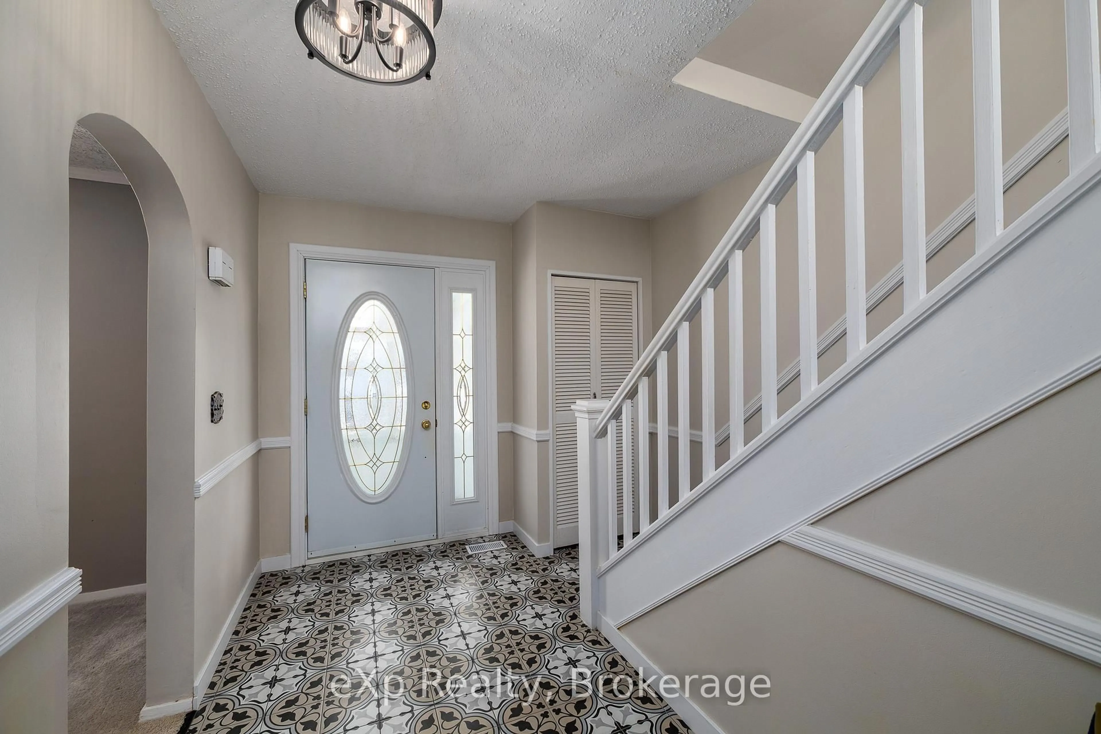 Indoor entryway for 1760 5th Ave, Owen Sound Ontario N4K 5B8