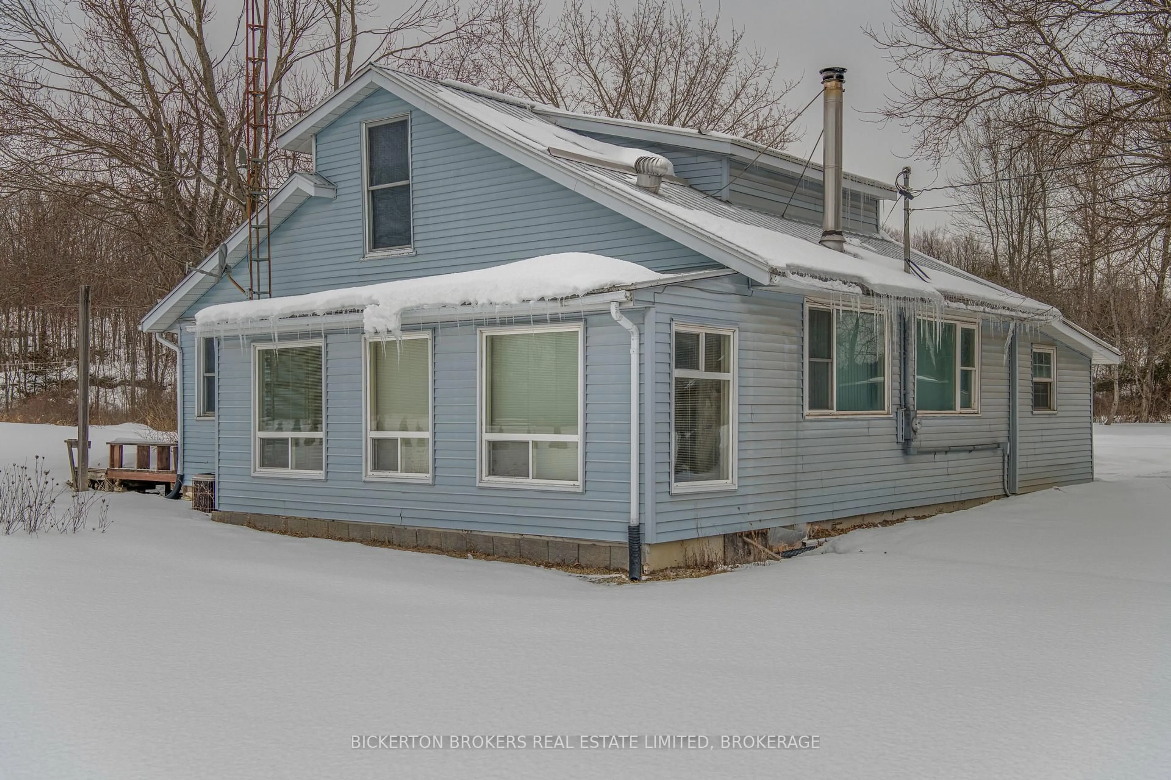 Home with vinyl exterior material, street for 798 Russell Rd, Front of Leeds & Seeleys Bay Ontario K0E 1L0
