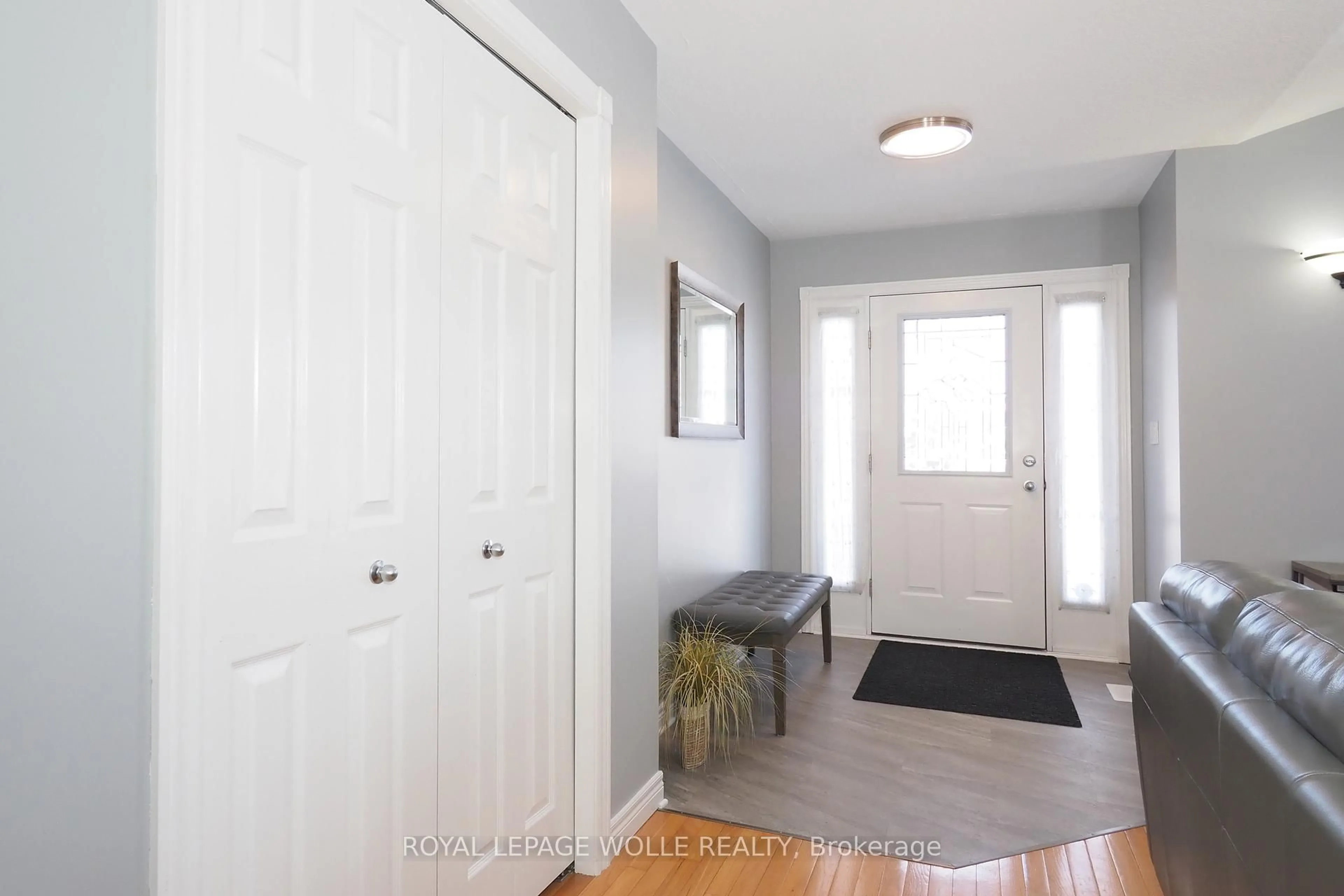 Indoor entryway for 21 Moore St, Stratford Ontario N4Z 1J4