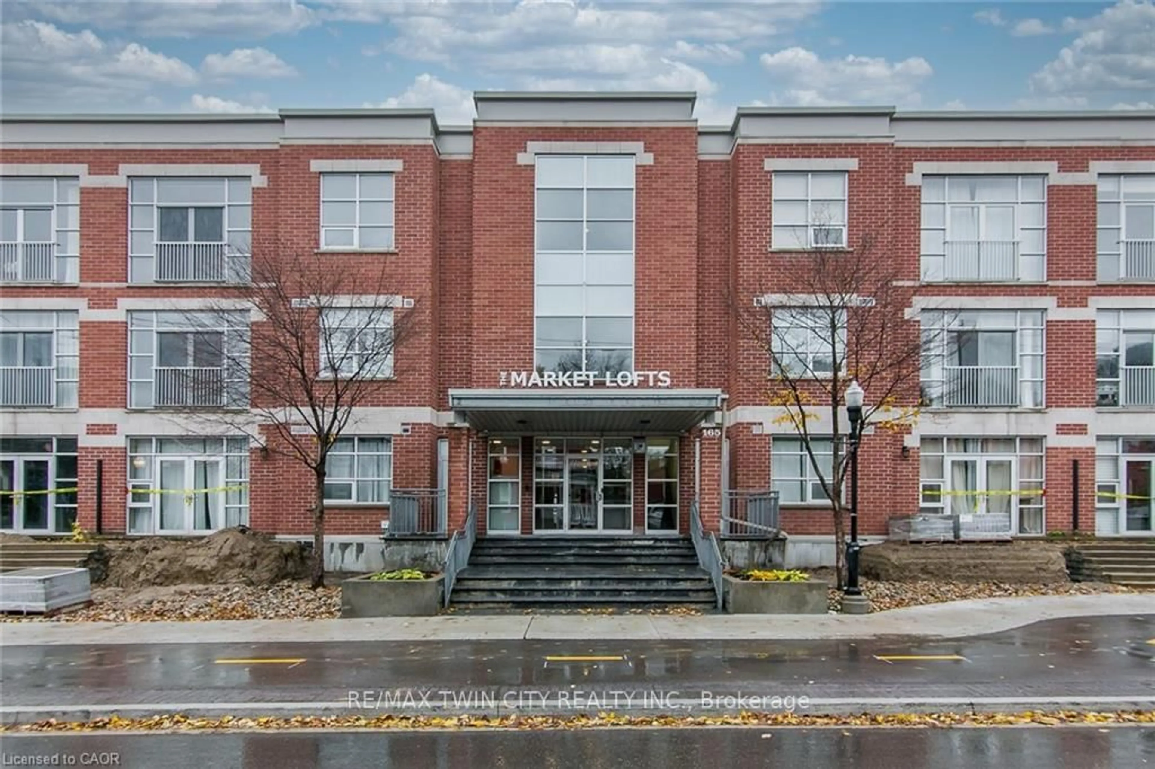 Indoor foyer for 165 Duke St #211, Waterloo Ontario N2H 6T8