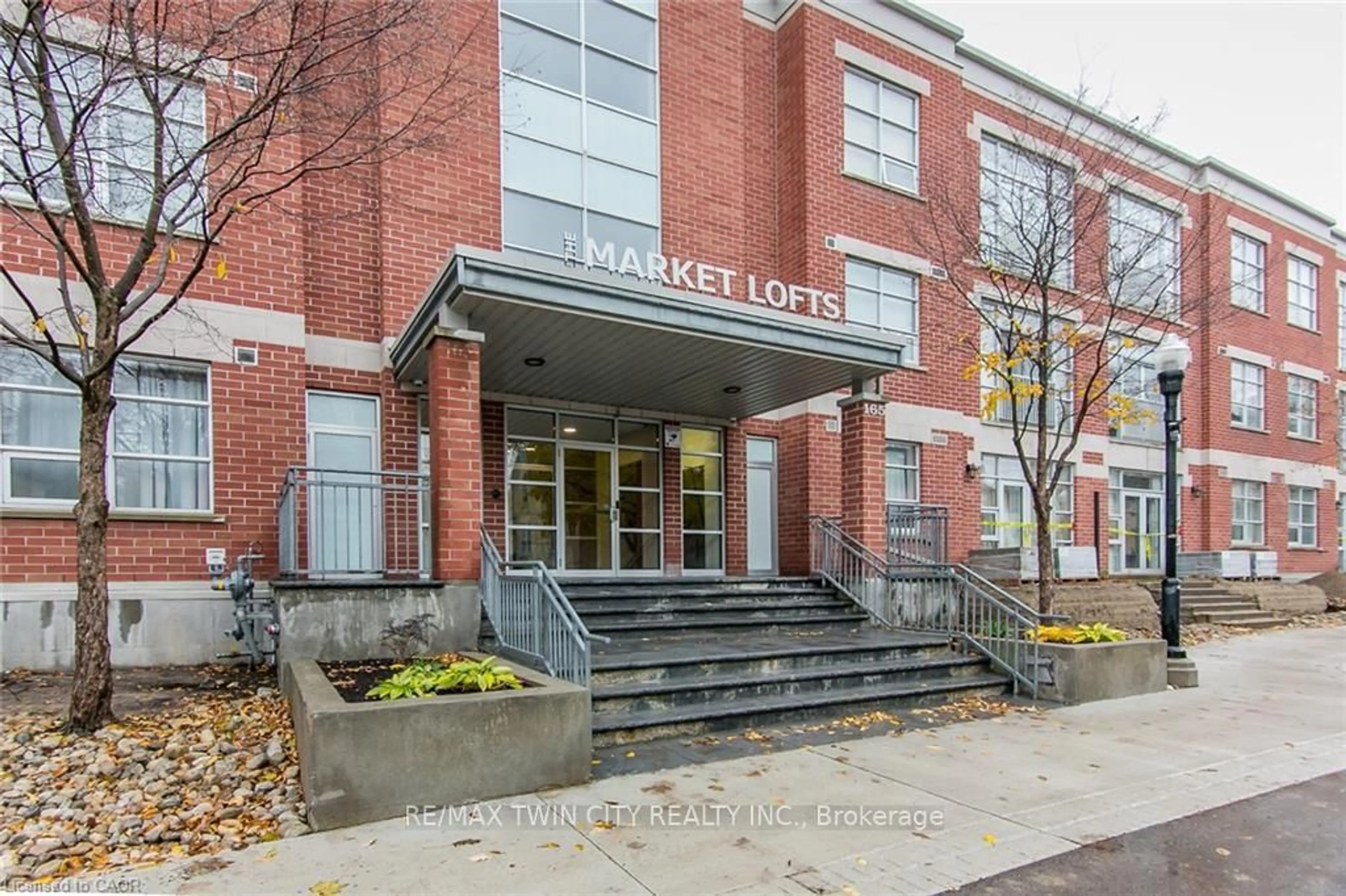 Indoor foyer for 165 Duke St #211, Waterloo Ontario N2H 6T8