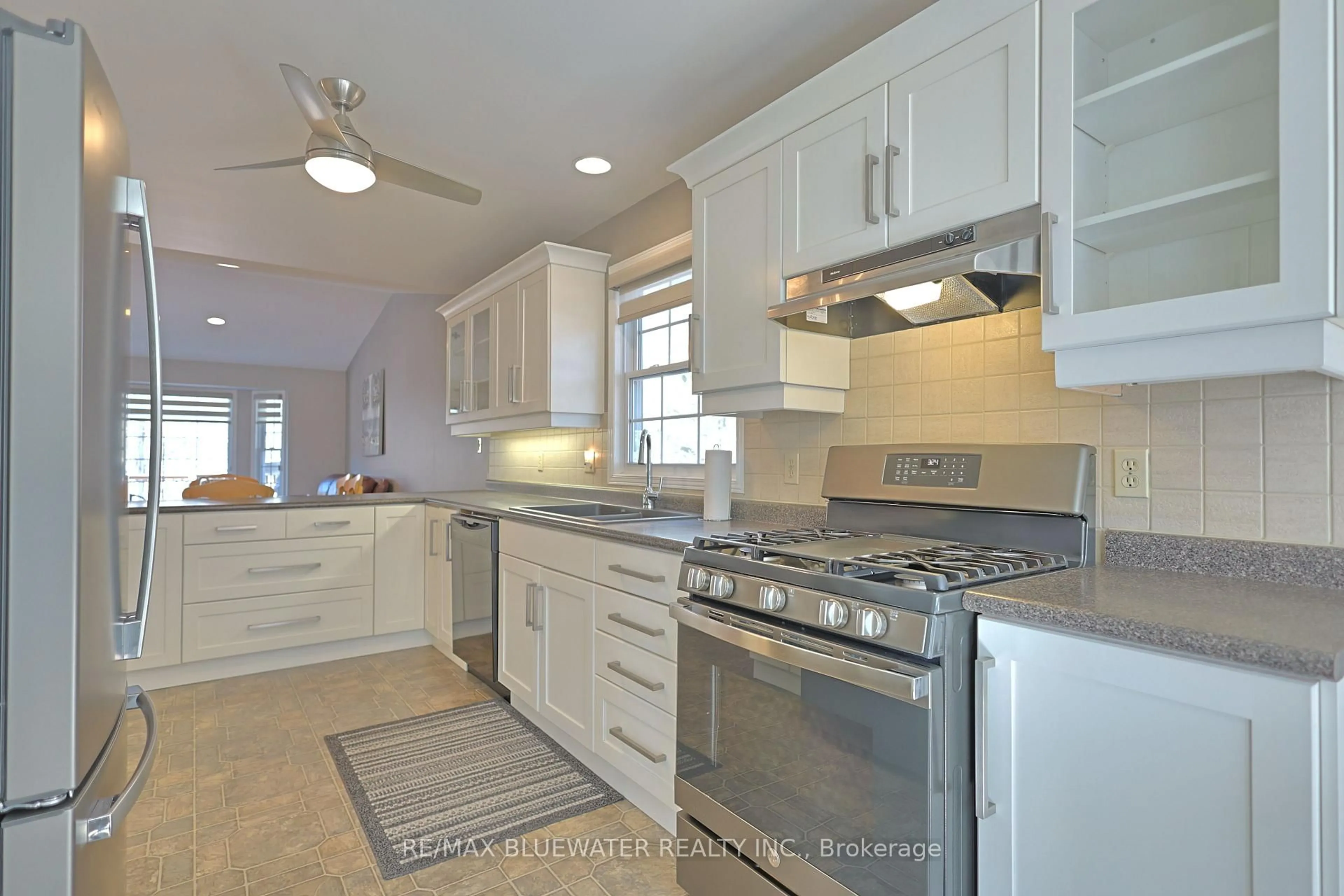 Open concept kitchen, ceramic/tile floor for #8 - 9826 Northville Cres, Lambton Shores Ontario N0M 2N0