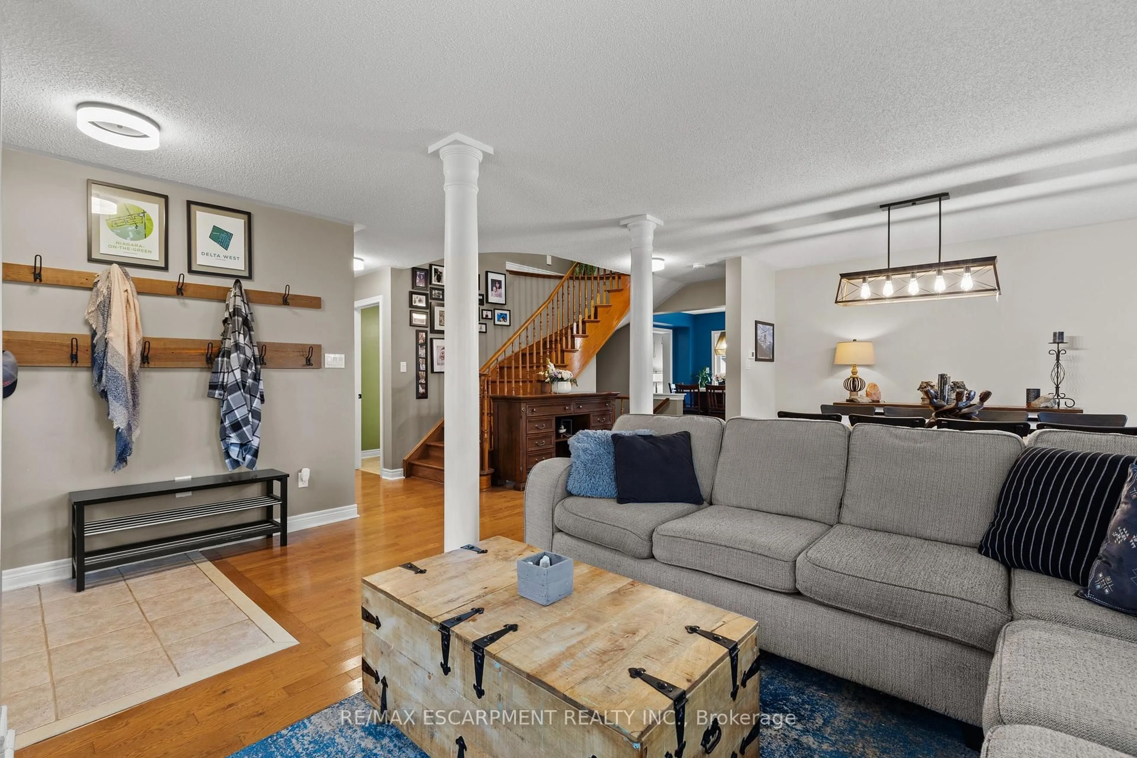 Living room with furniture, unknown for 257 Wright Cres, Niagara-on-the-Lake Ontario L0S 1J0