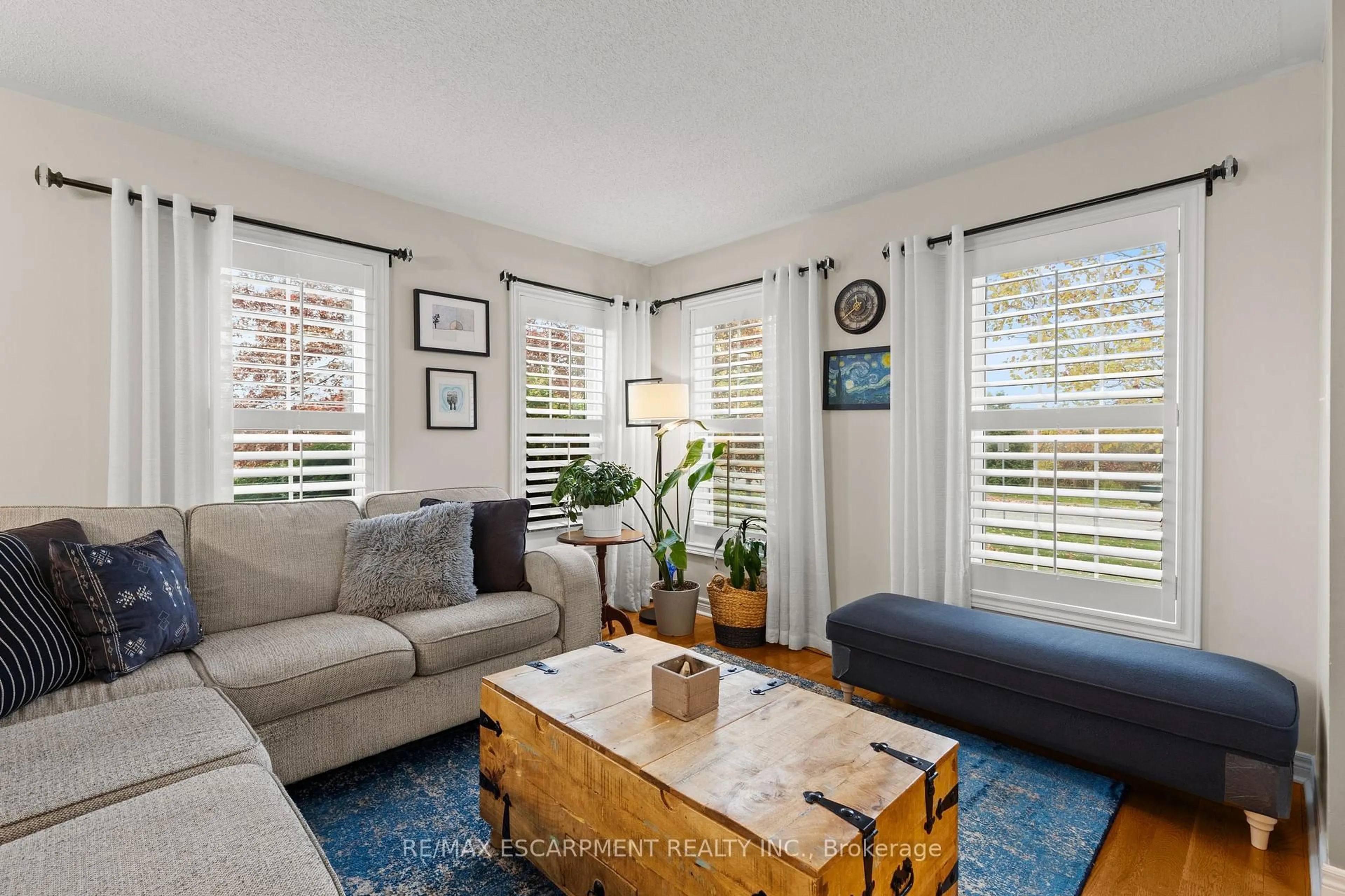 Living room with furniture, unknown for 257 Wright Cres, Niagara-on-the-Lake Ontario L0S 1J0