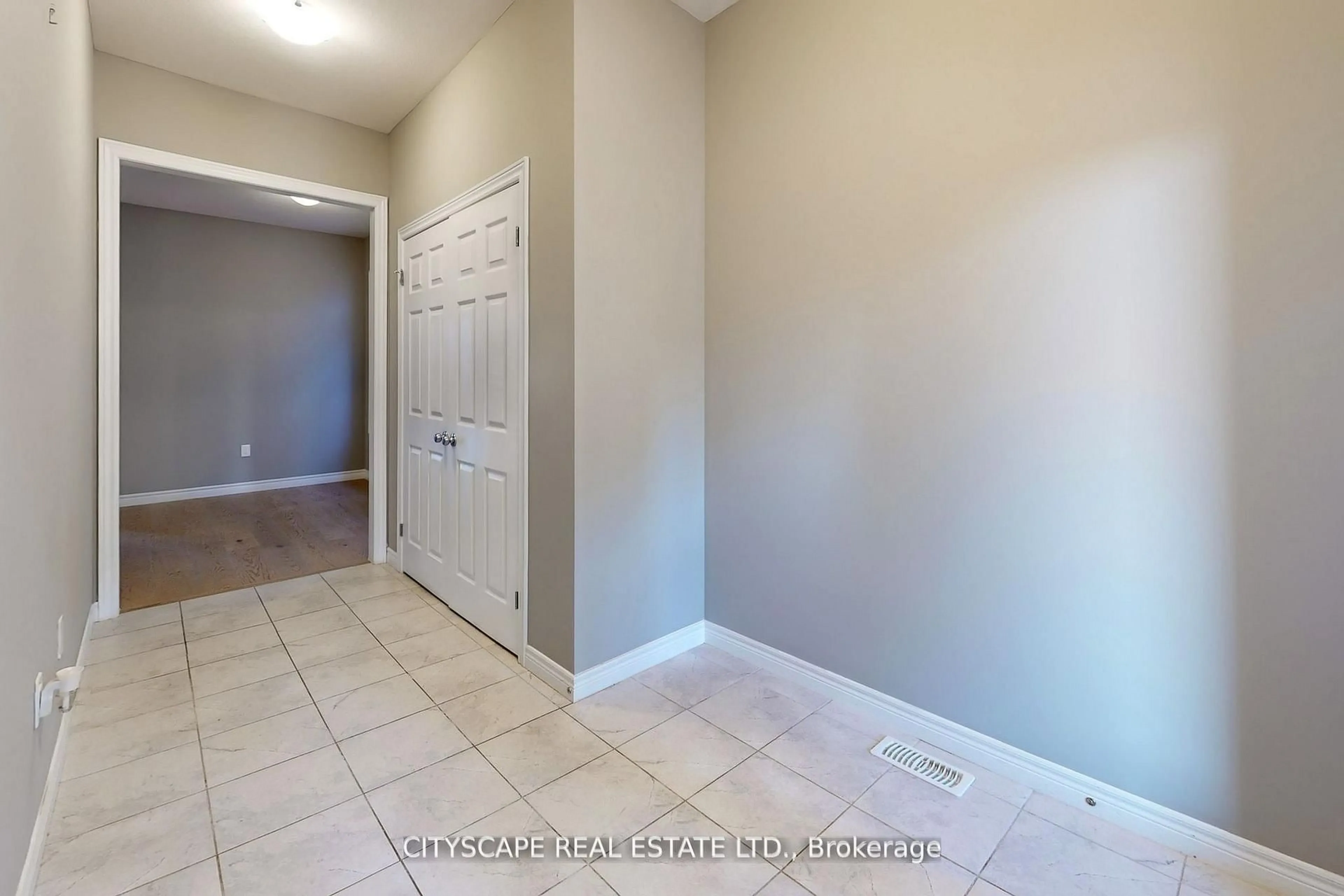 Indoor entryway for 100 Tartan Ave, Kitchener Ontario N2R 0N5