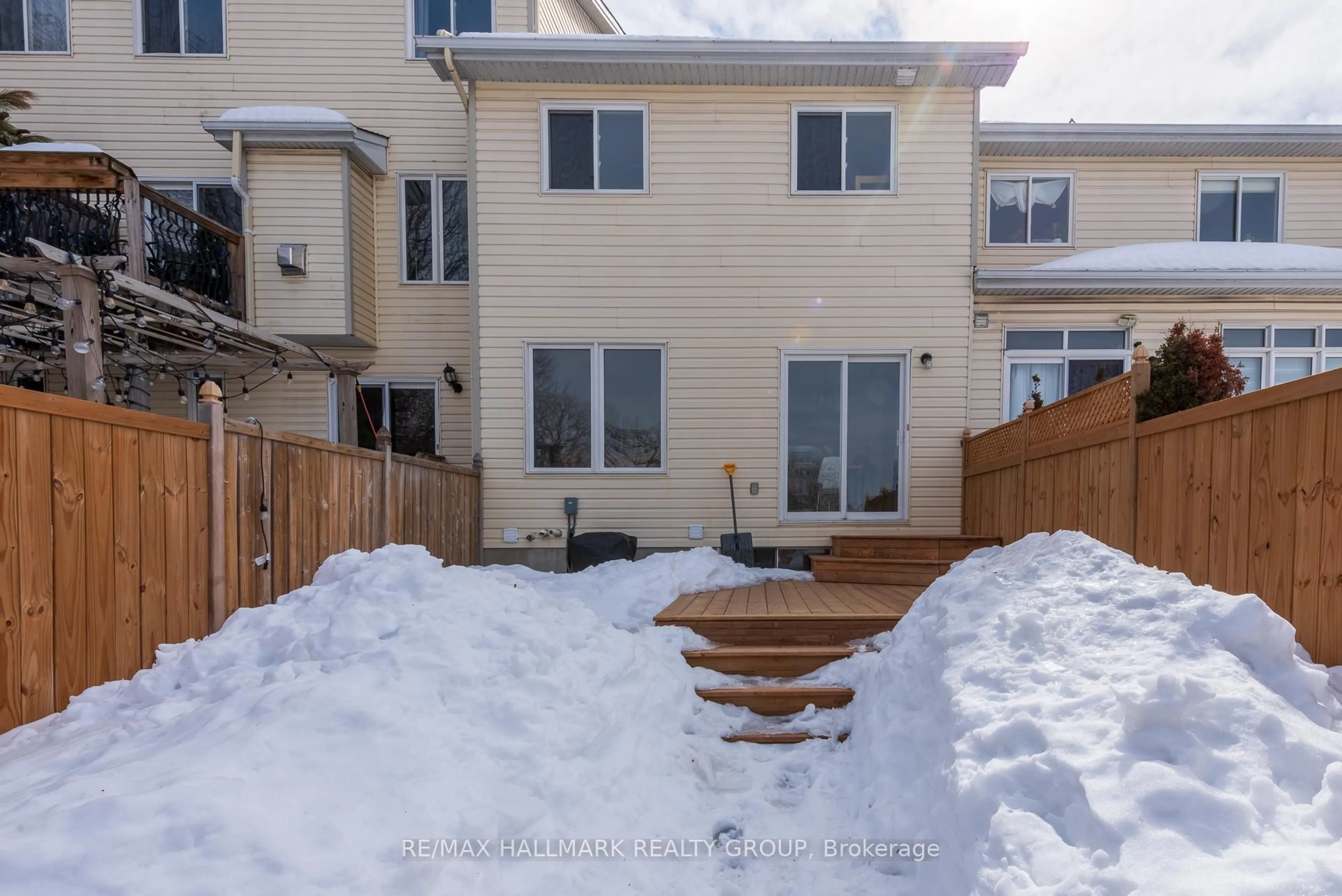 Patio, street for 201 Station Blvd #4, Ottawa Ontario K1G 6N8