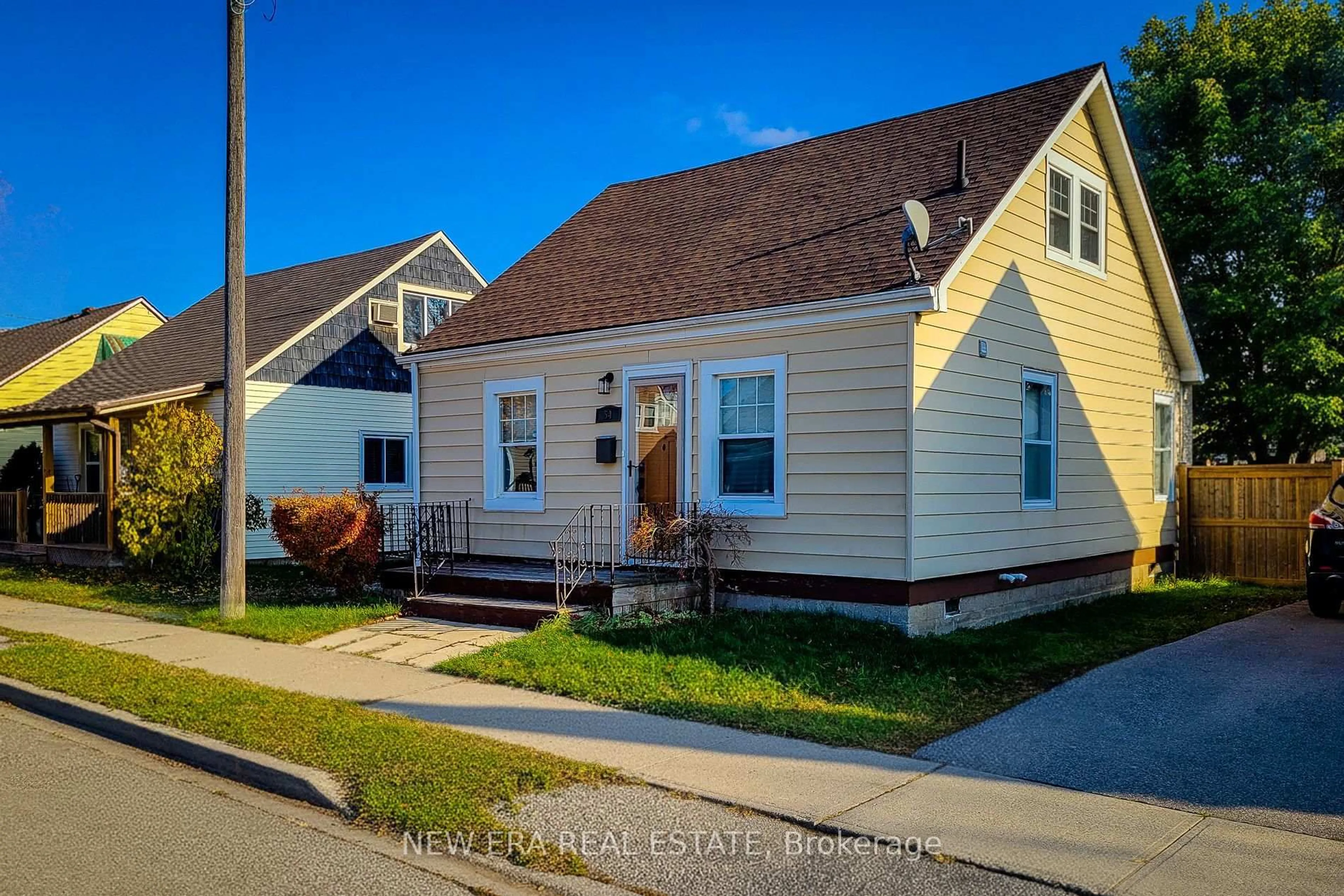 Home with vinyl exterior material, street for 54 Eighth Ave, Brantford Ontario N3S 1C3