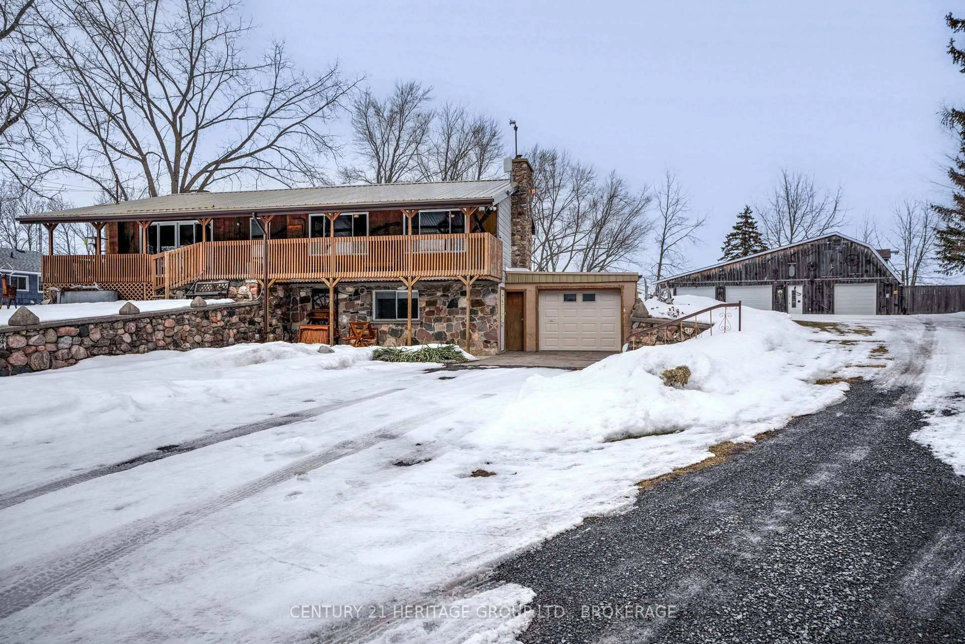 A pic from outside/outdoor area/front of a property/back of a property/a pic from drone, unknown for 217 Wellington St, Bath Ontario K0H 1G0