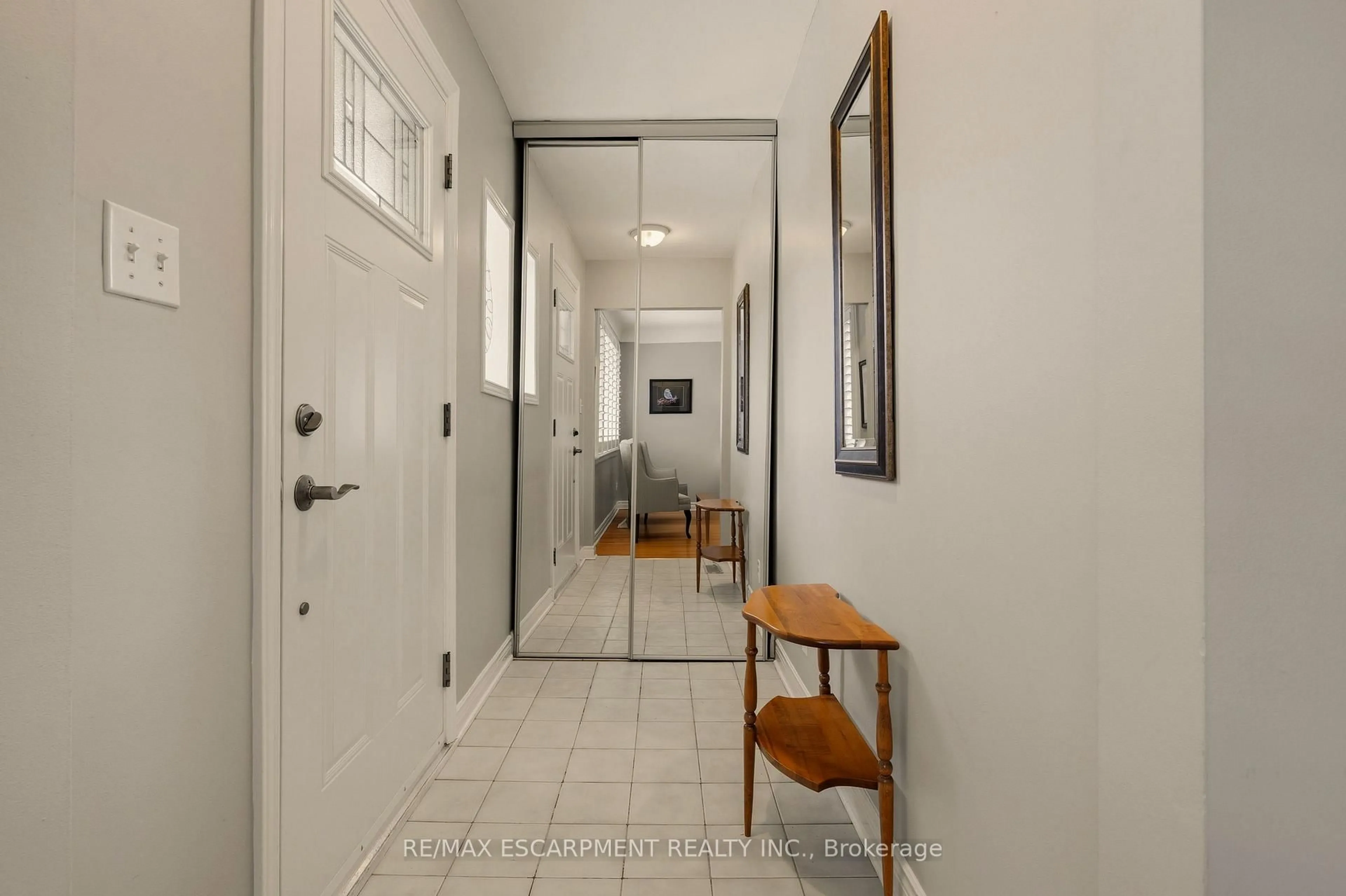 Indoor entryway for 51 WESTWOOD Ave, Hamilton Ontario L8S 2A7