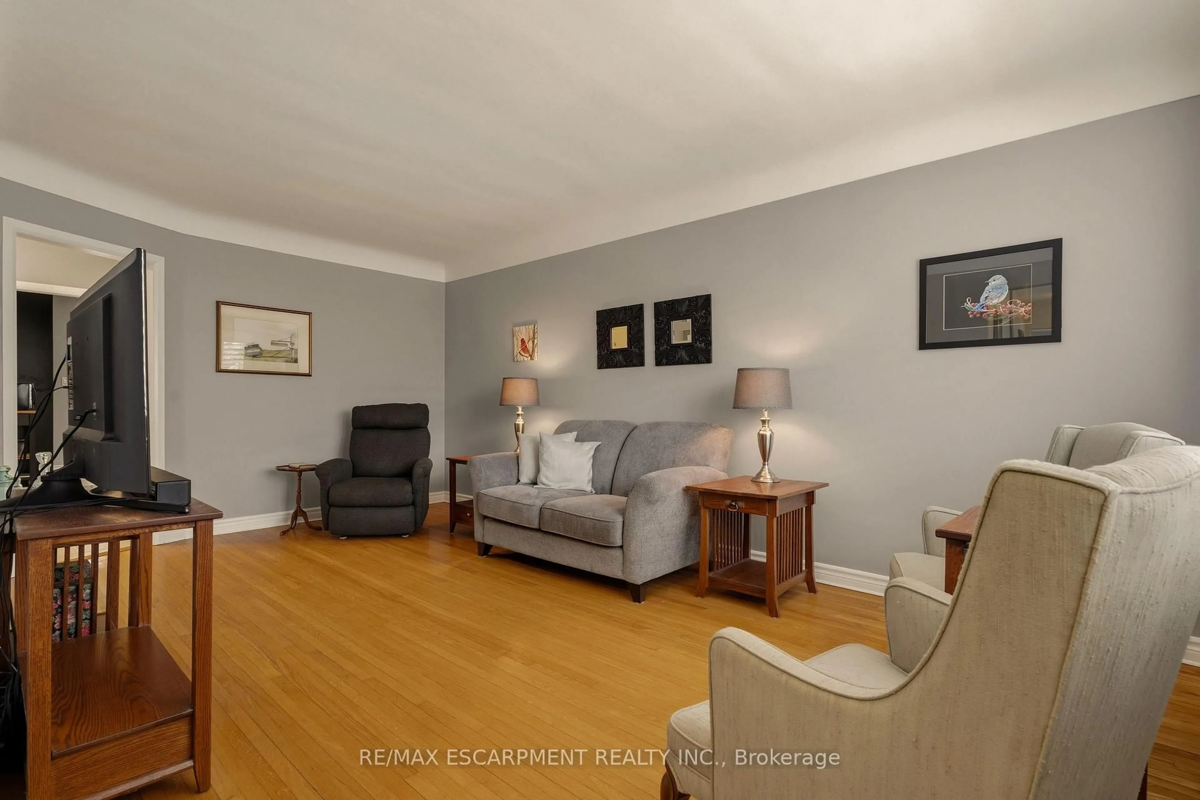 Living room with furniture, unknown for 51 WESTWOOD Ave, Hamilton Ontario L8S 2A7