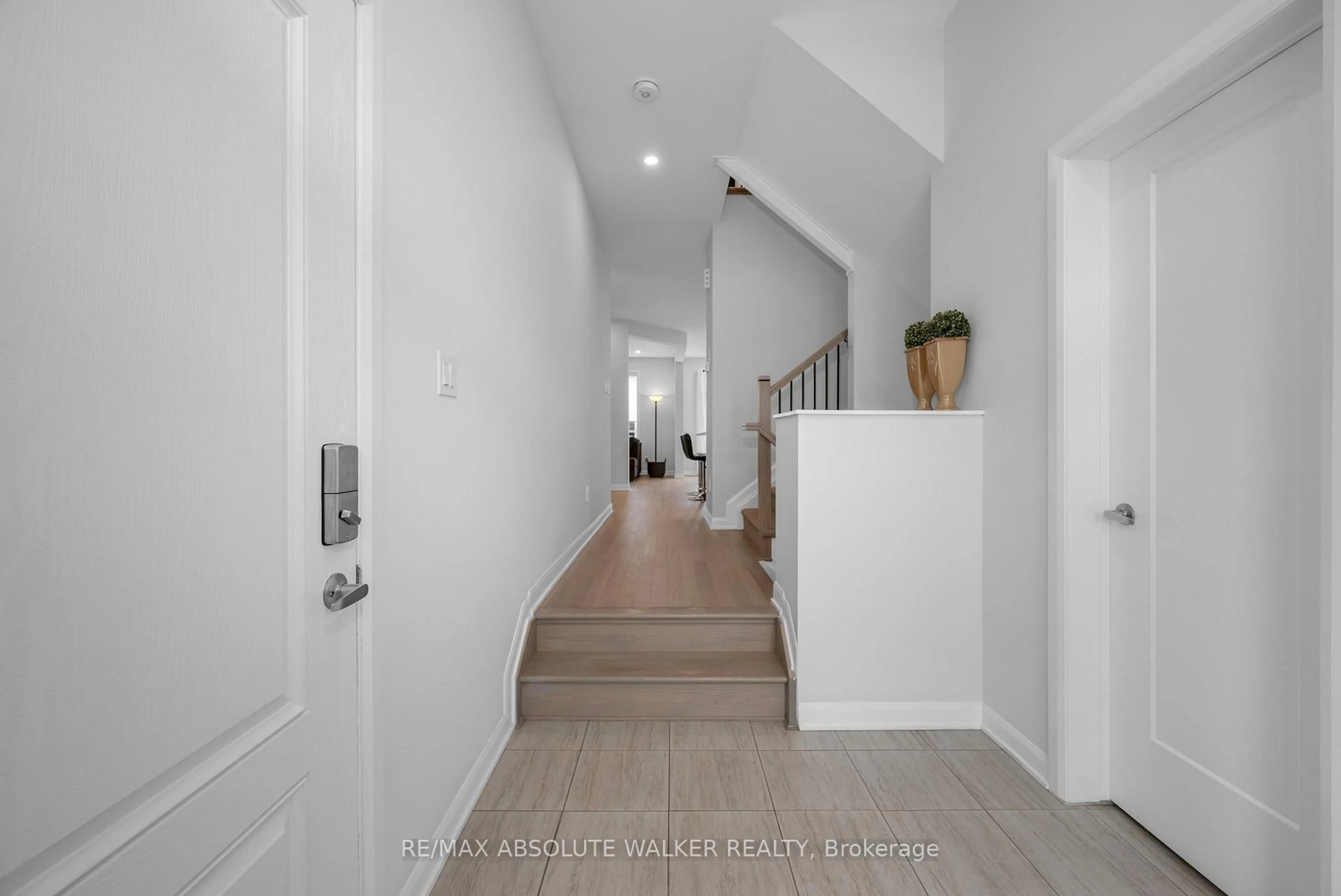 Indoor entryway for 21 Fossa Terr, Ottawa Ontario K2J 6W4