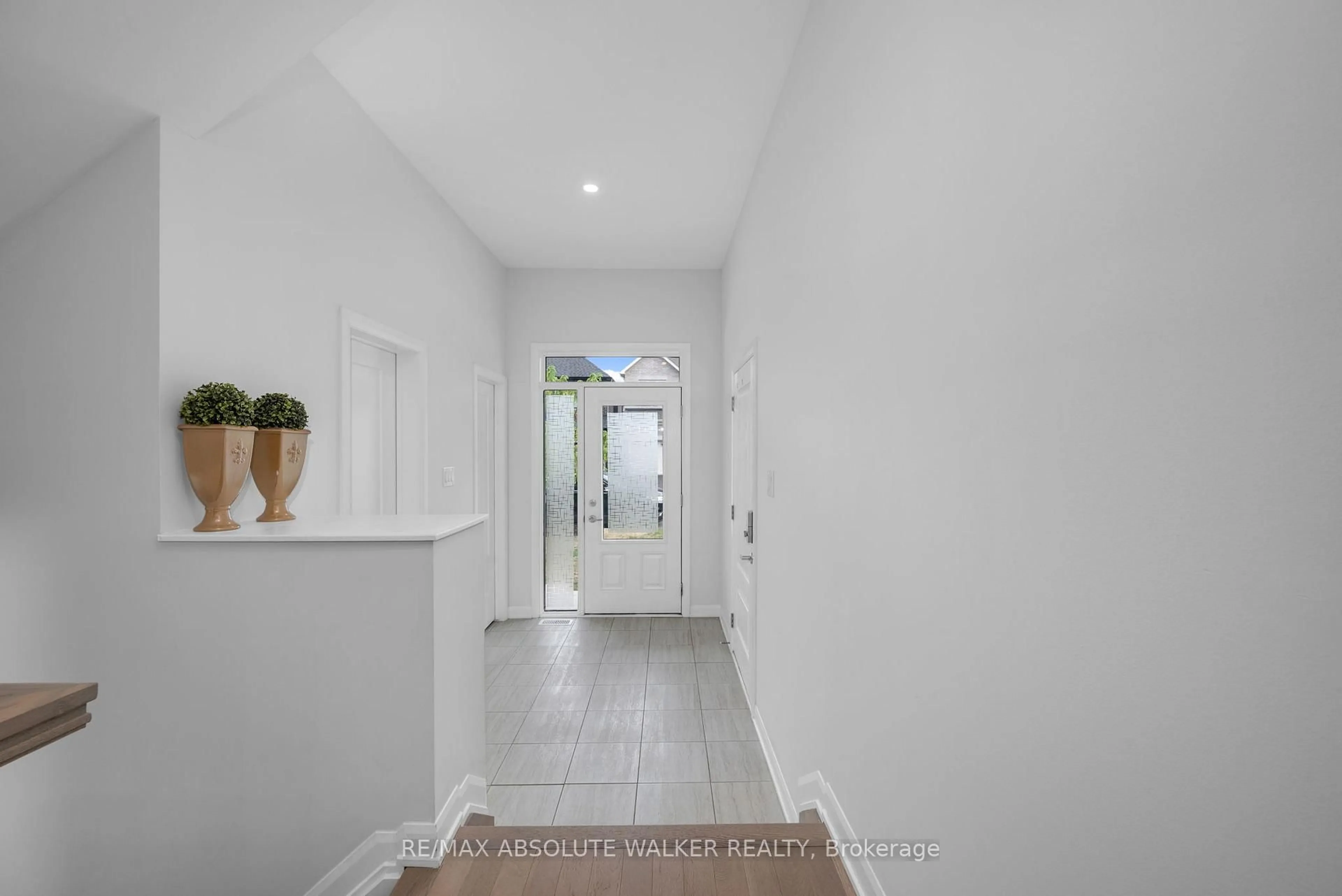 Indoor entryway for 21 Fossa Terr, Ottawa Ontario K2J 6W4