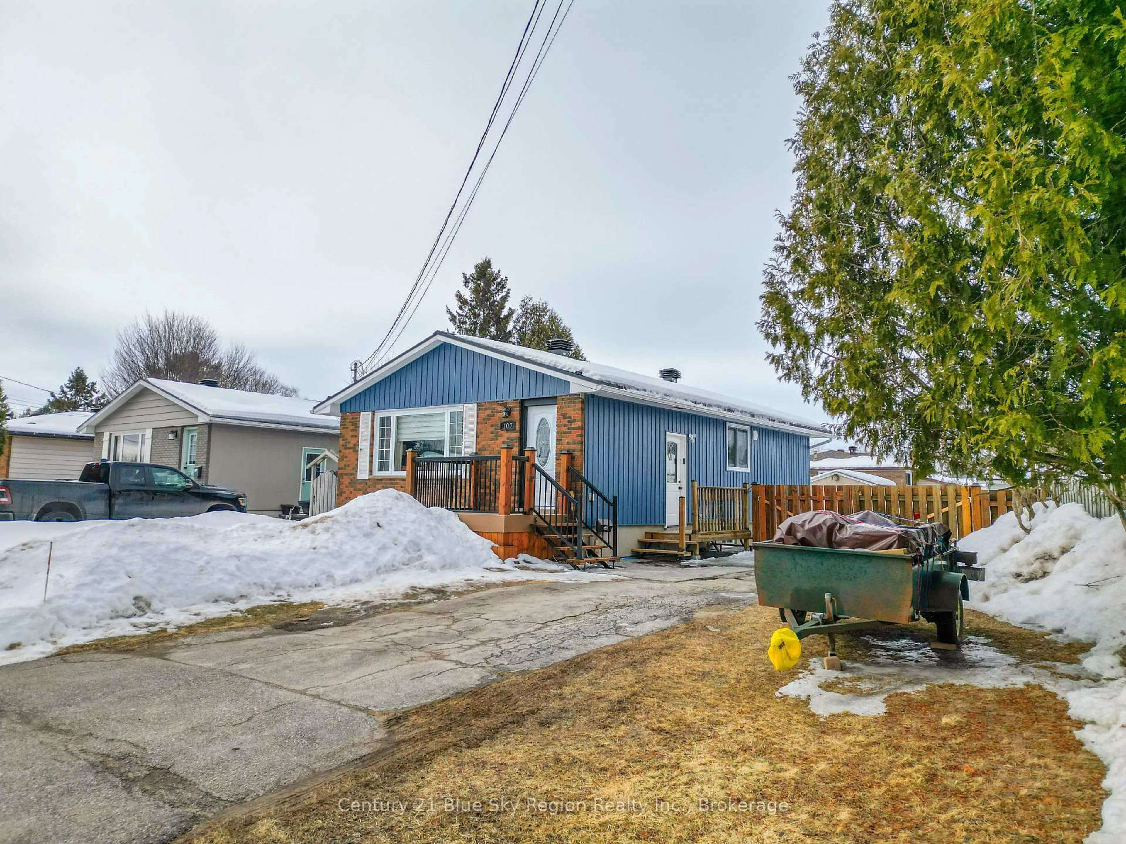 A pic from outside/outdoor area/front of a property/back of a property/a pic from drone, street for 107 Strathcona Dr, North Bay Ontario P1A 2N5
