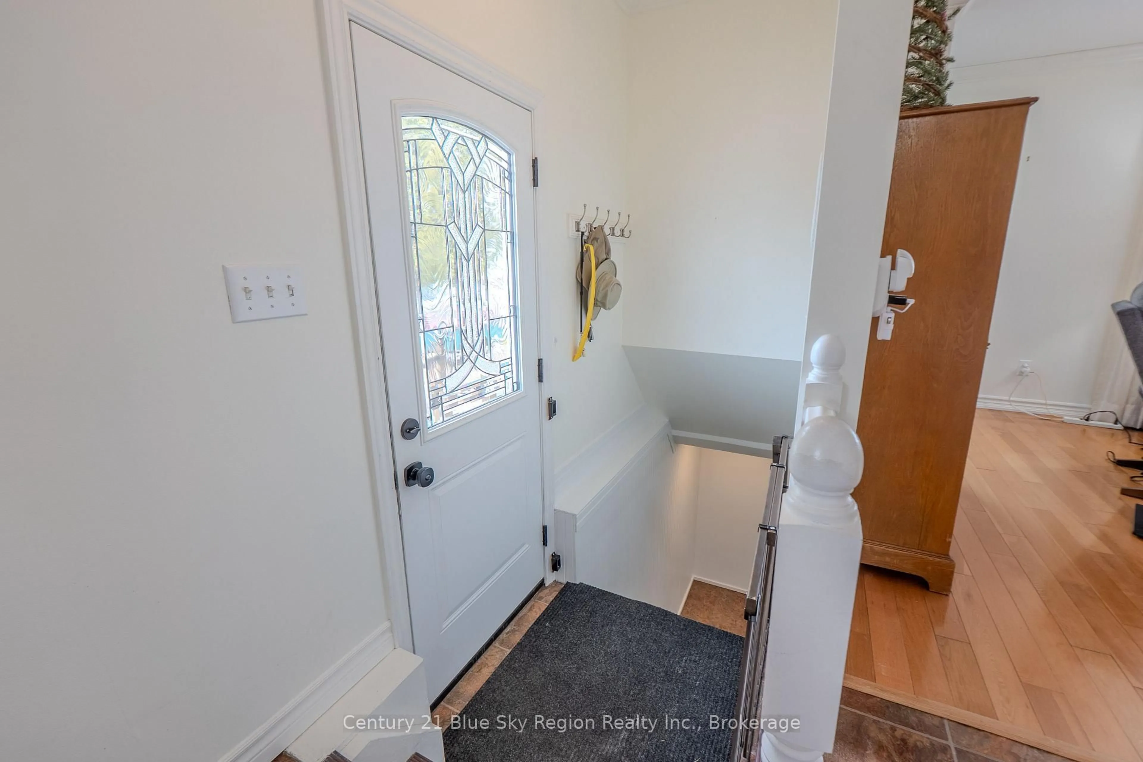 Indoor entryway for 107 Strathcona Dr, North Bay Ontario P1A 2N5